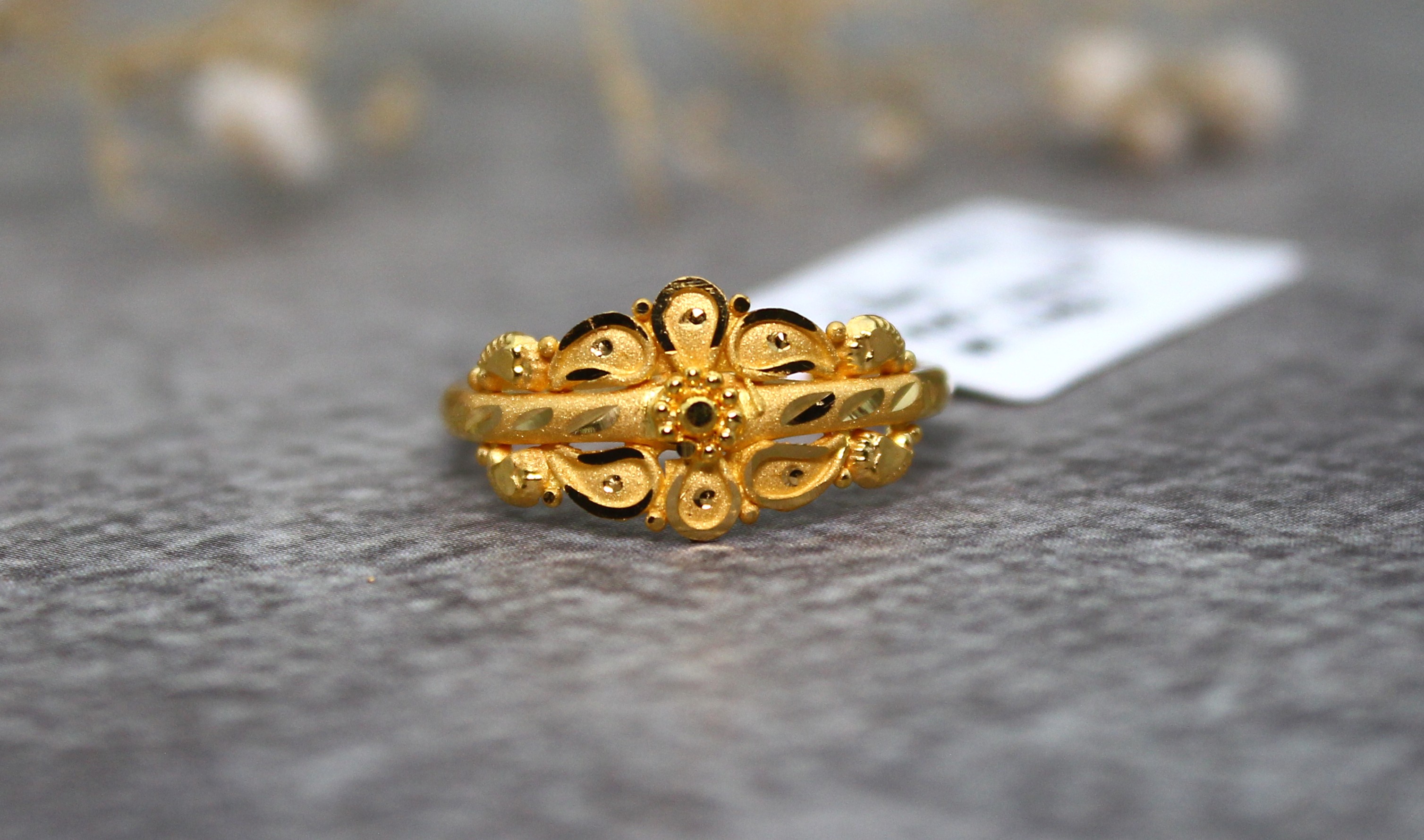 LADIES GOLD DESIGN RING