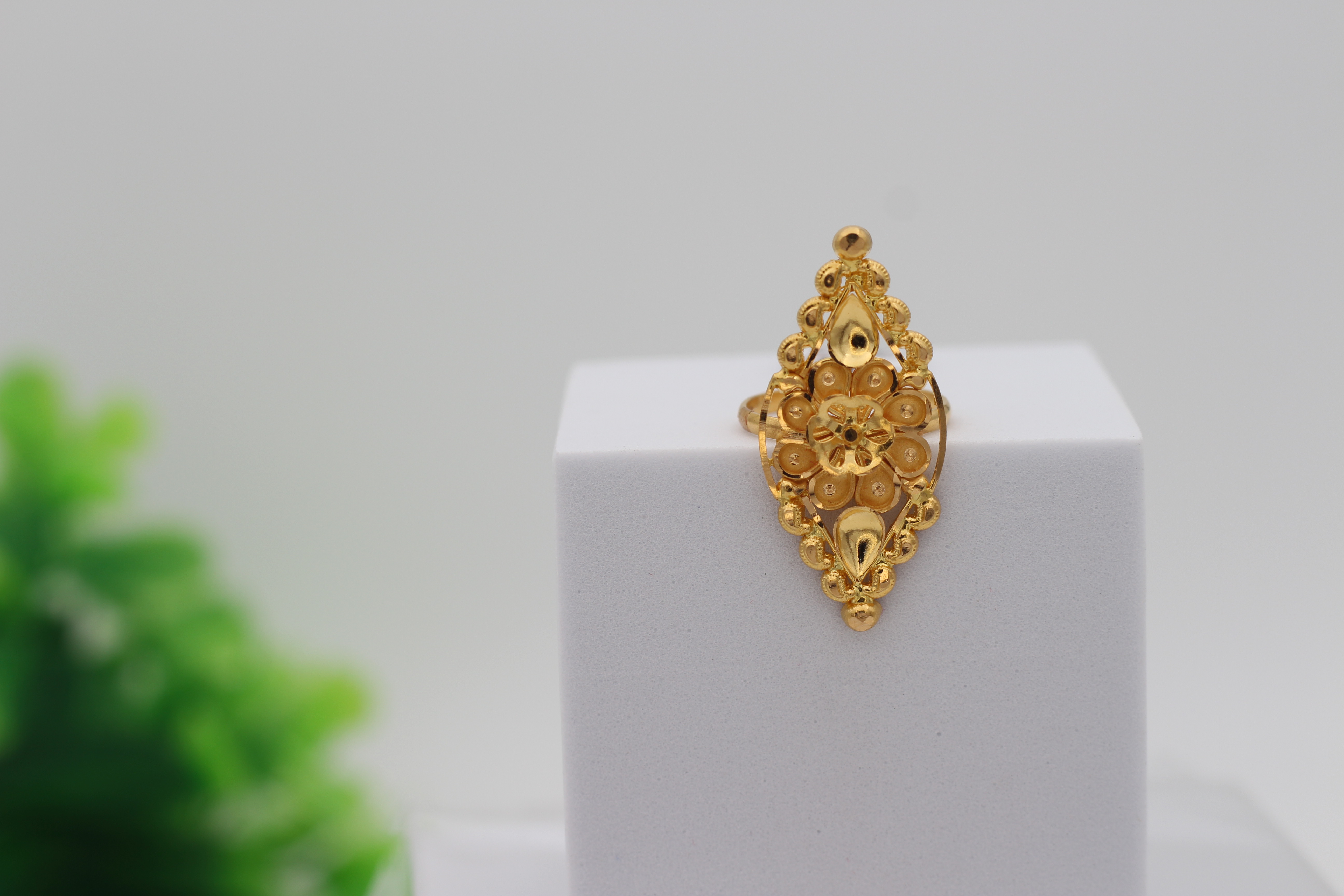 LADIES GOLD DESIGN RING