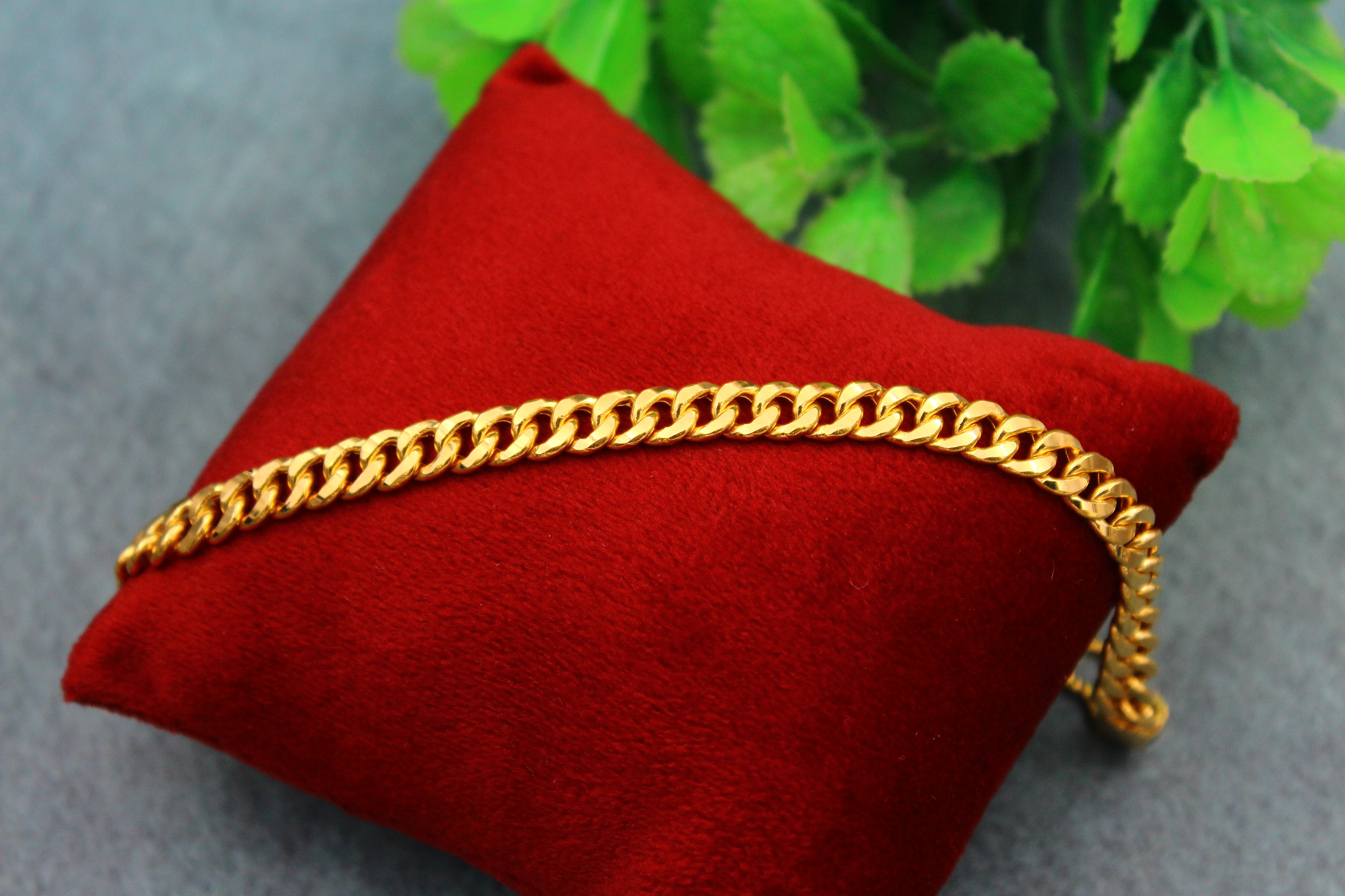 BRACELET