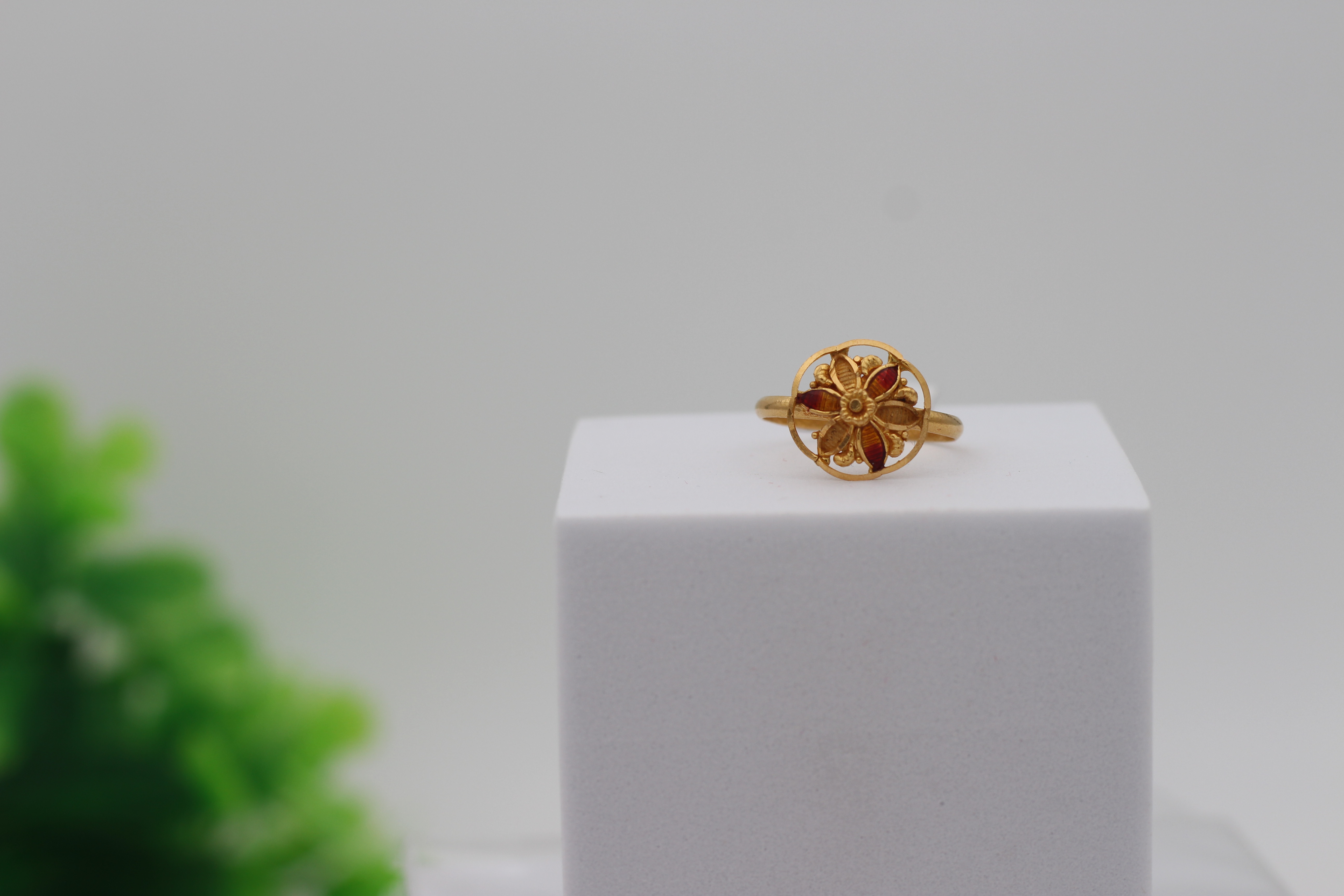 LADIES GOLD DESIGN RING