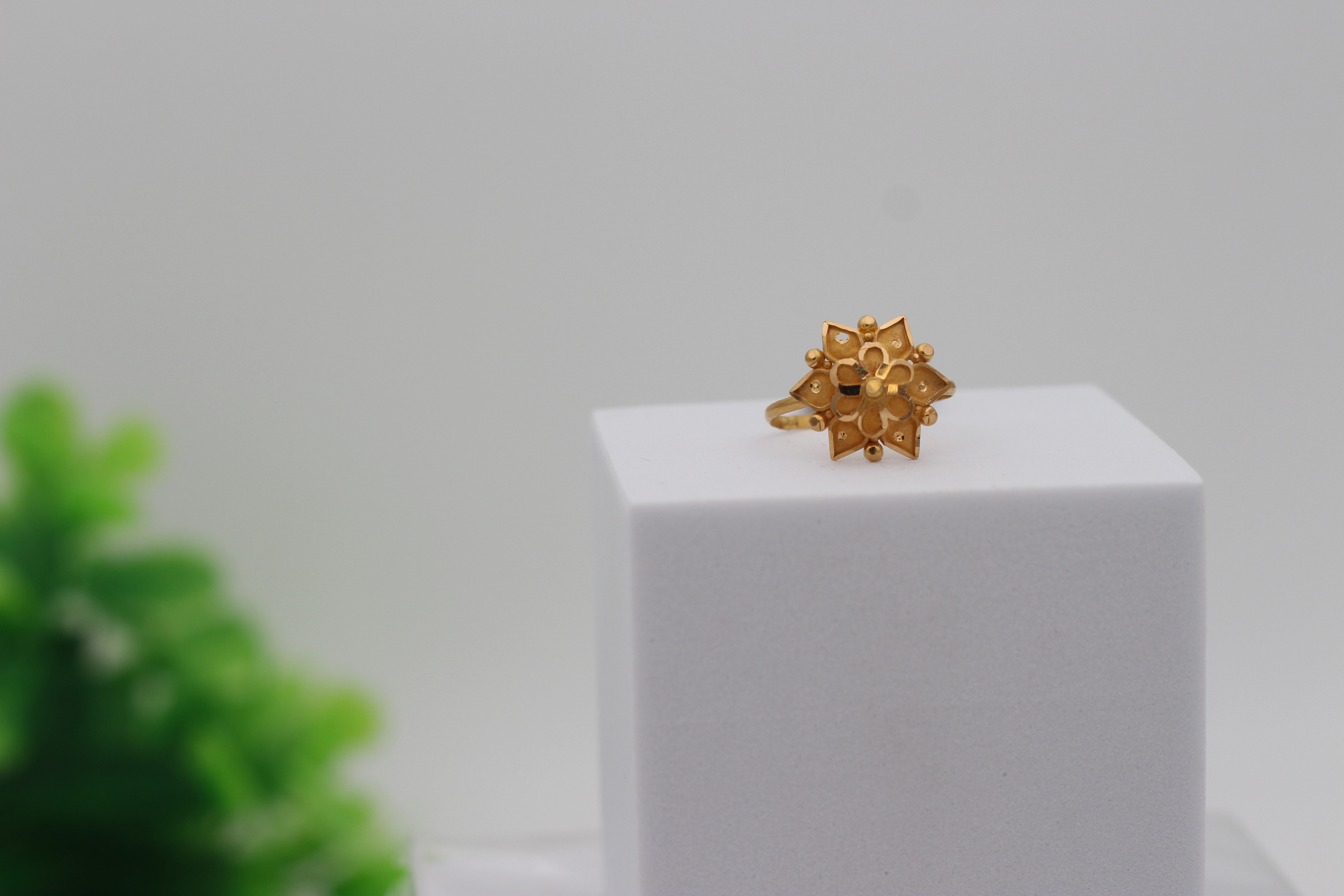 LADIES GOLD DESIGN RING
