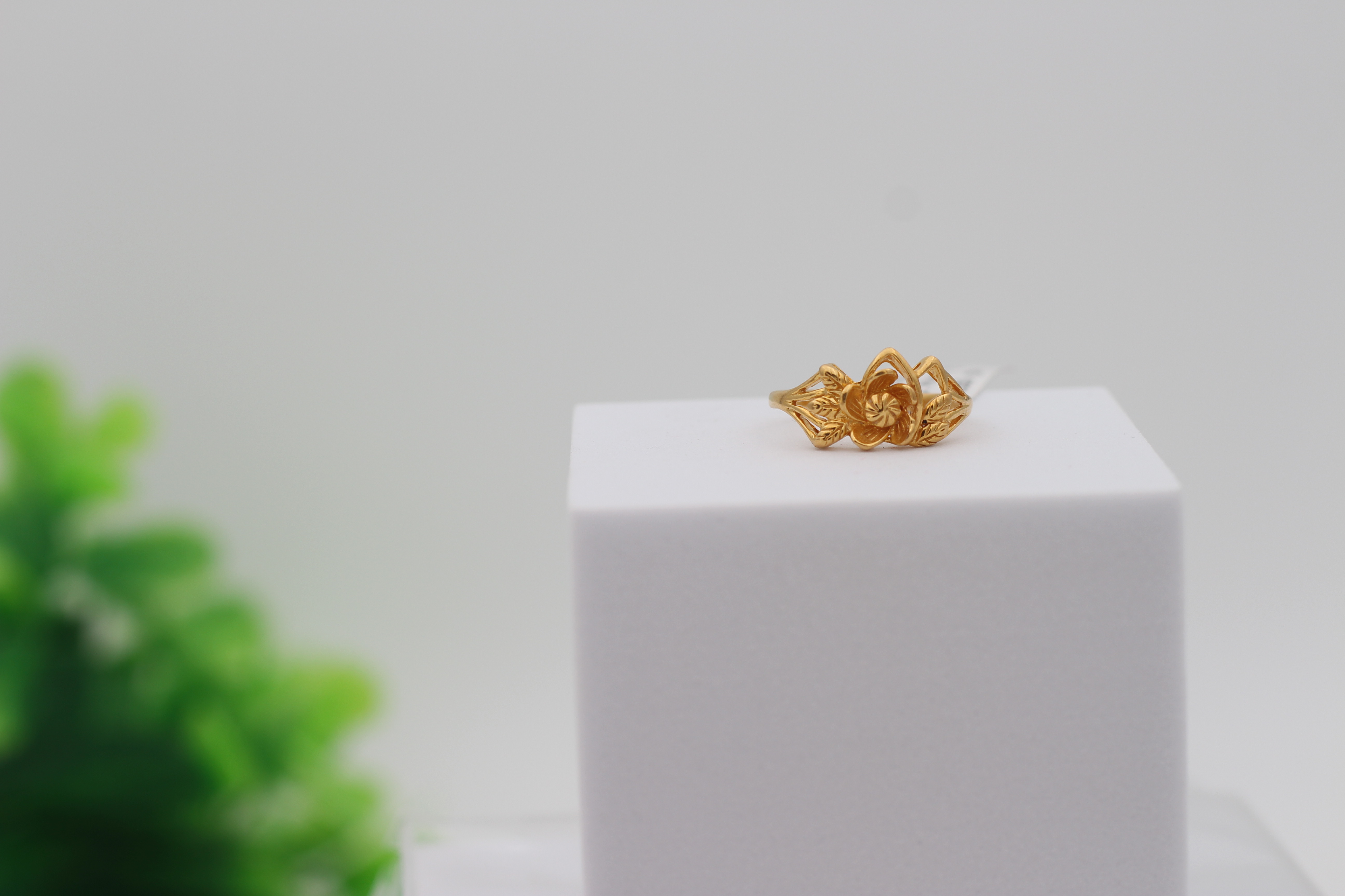 LADIES GOLD DESIGN RING