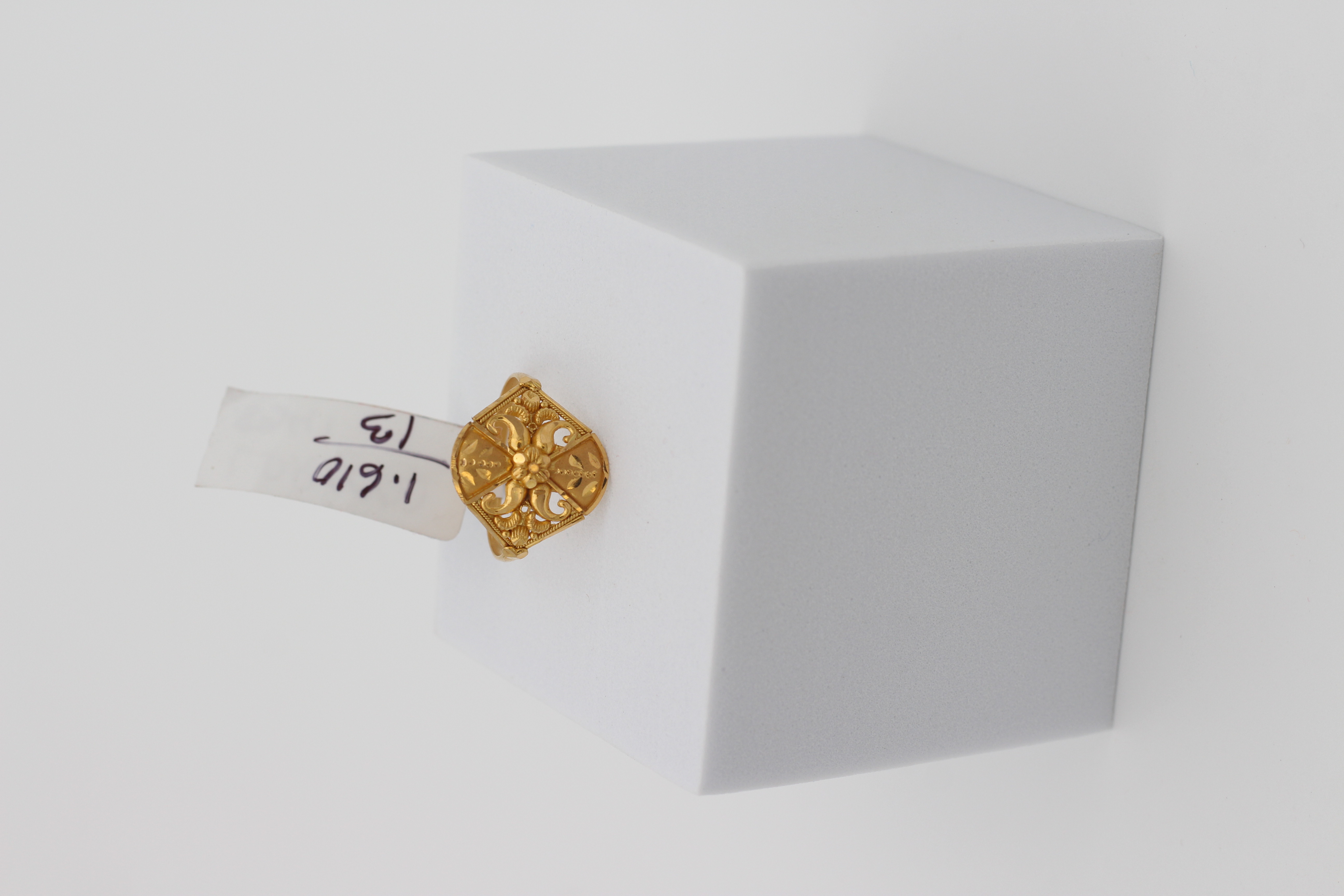 LADIES GOLD DESIGN RING
