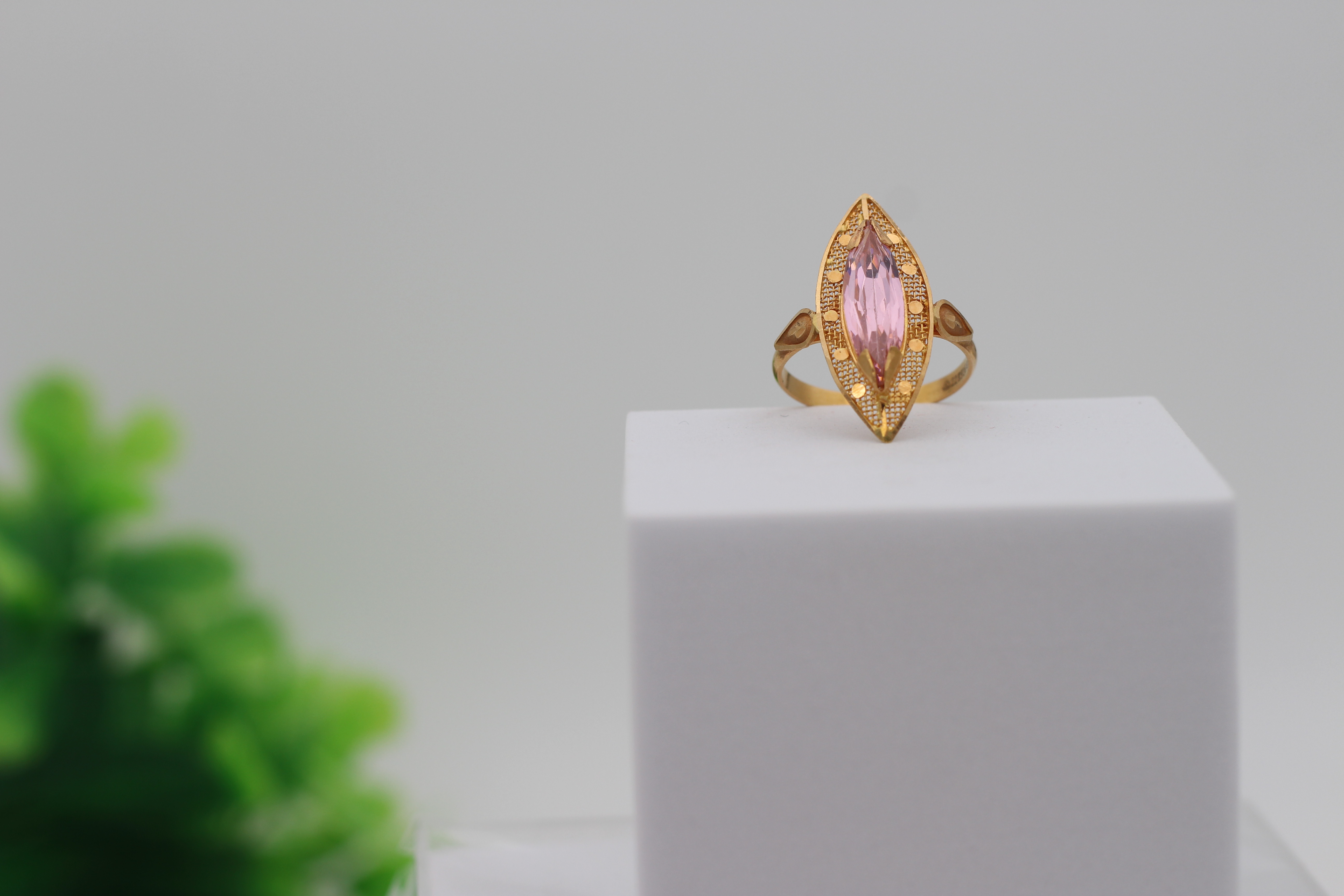 LADIES GOLD DESIGN RING