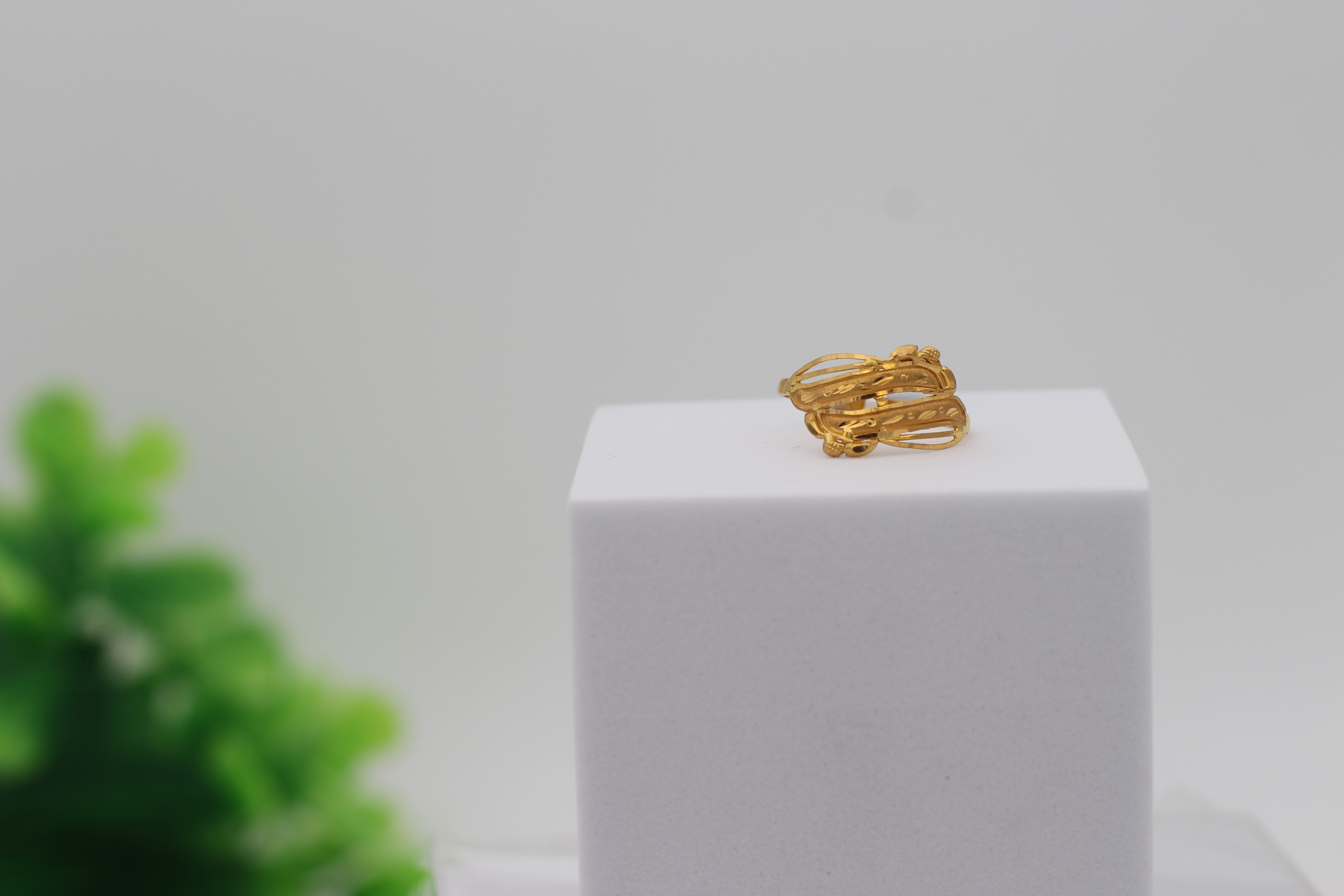 LADIES GOLD DESIGN RING