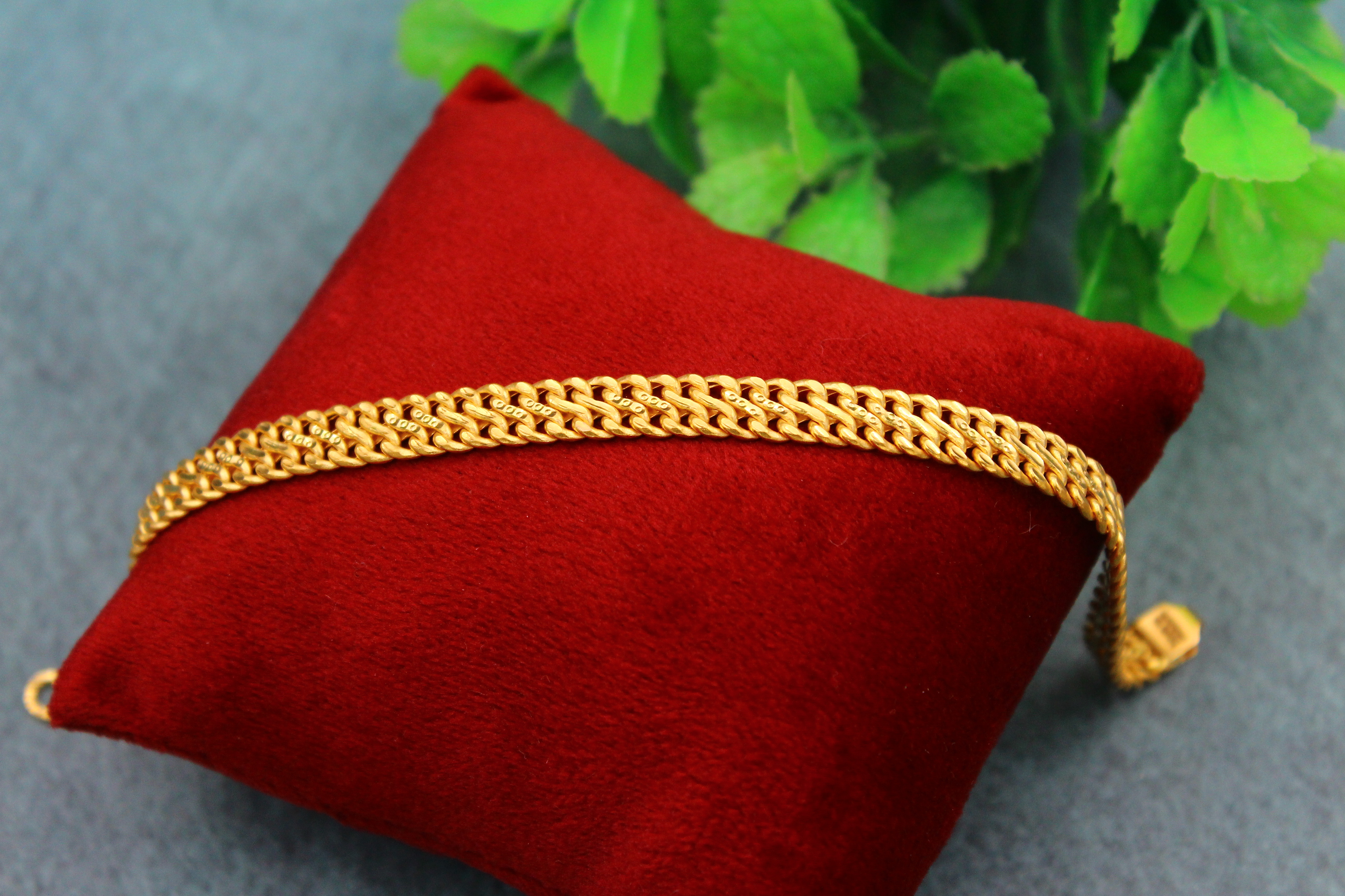 BRACELET