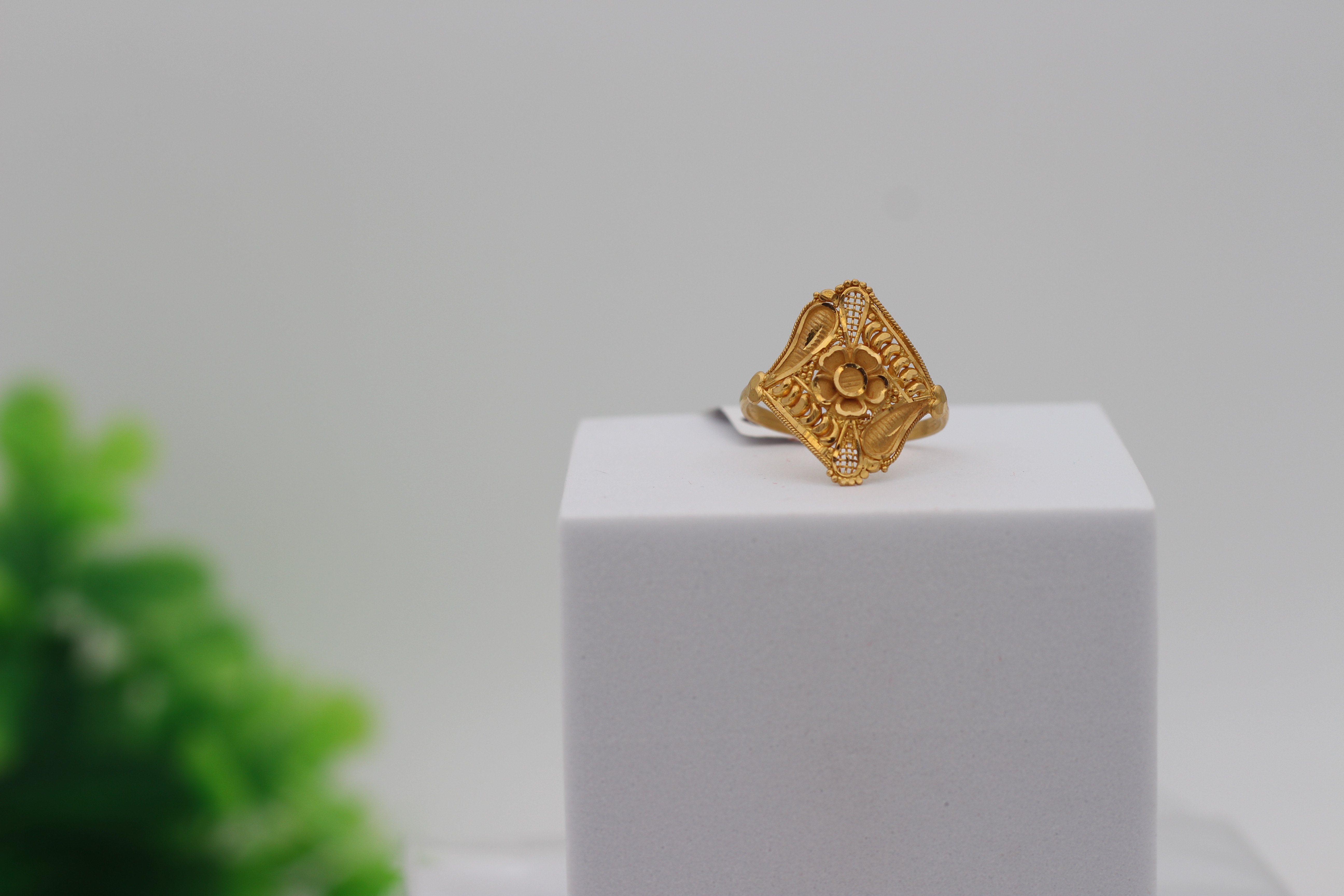 LADIES GOLD DESIGN RING