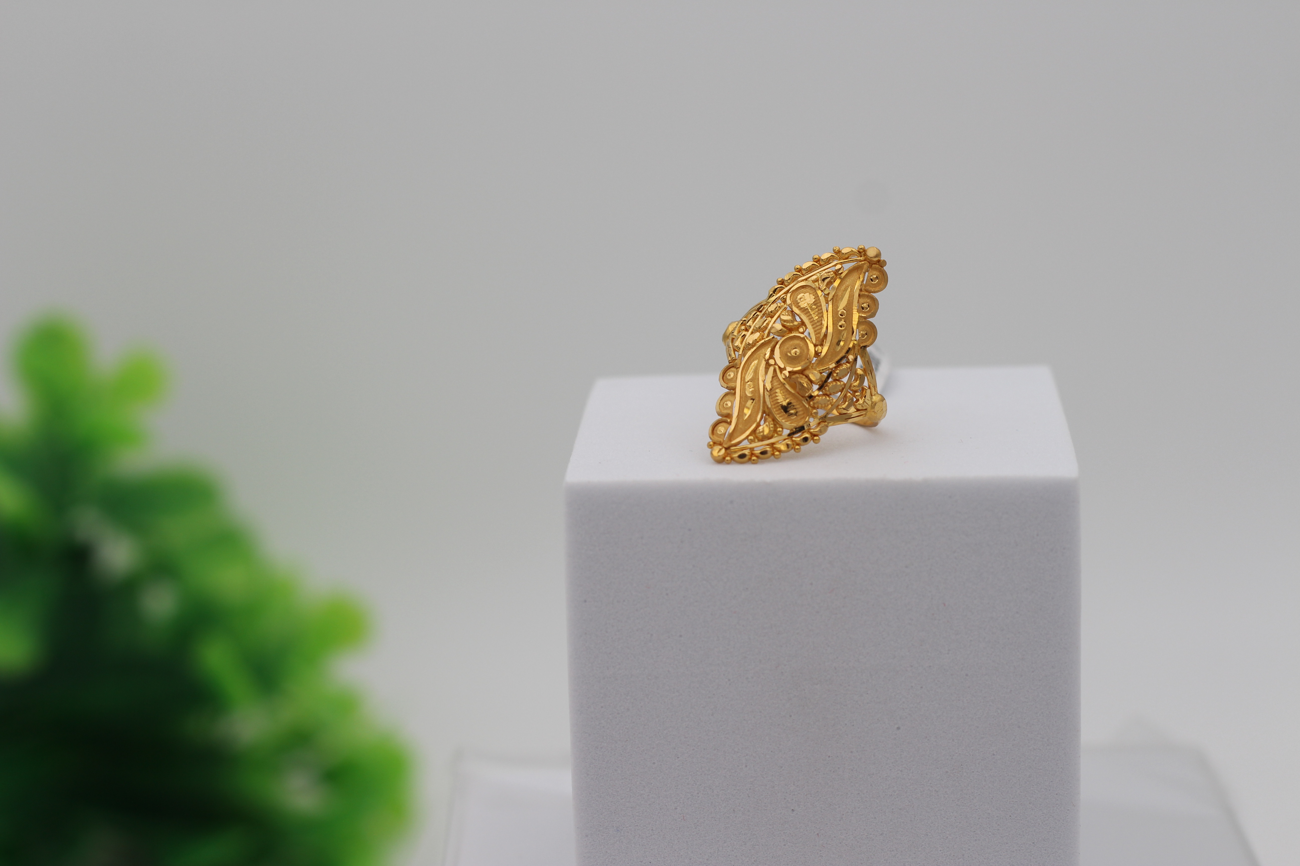 LADIES GOLD DESIGN RING