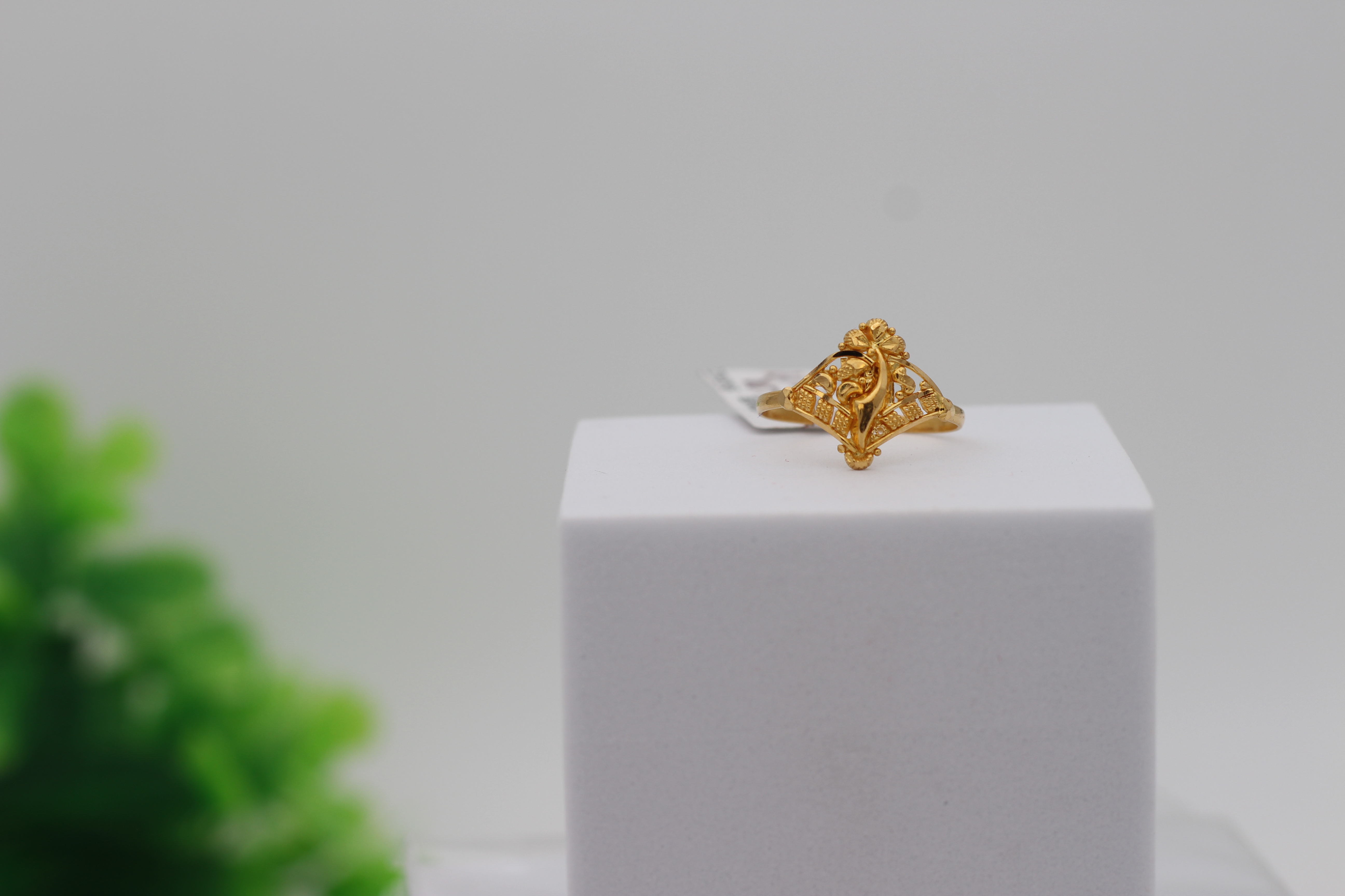 LADIES GOLD DESIGN RING