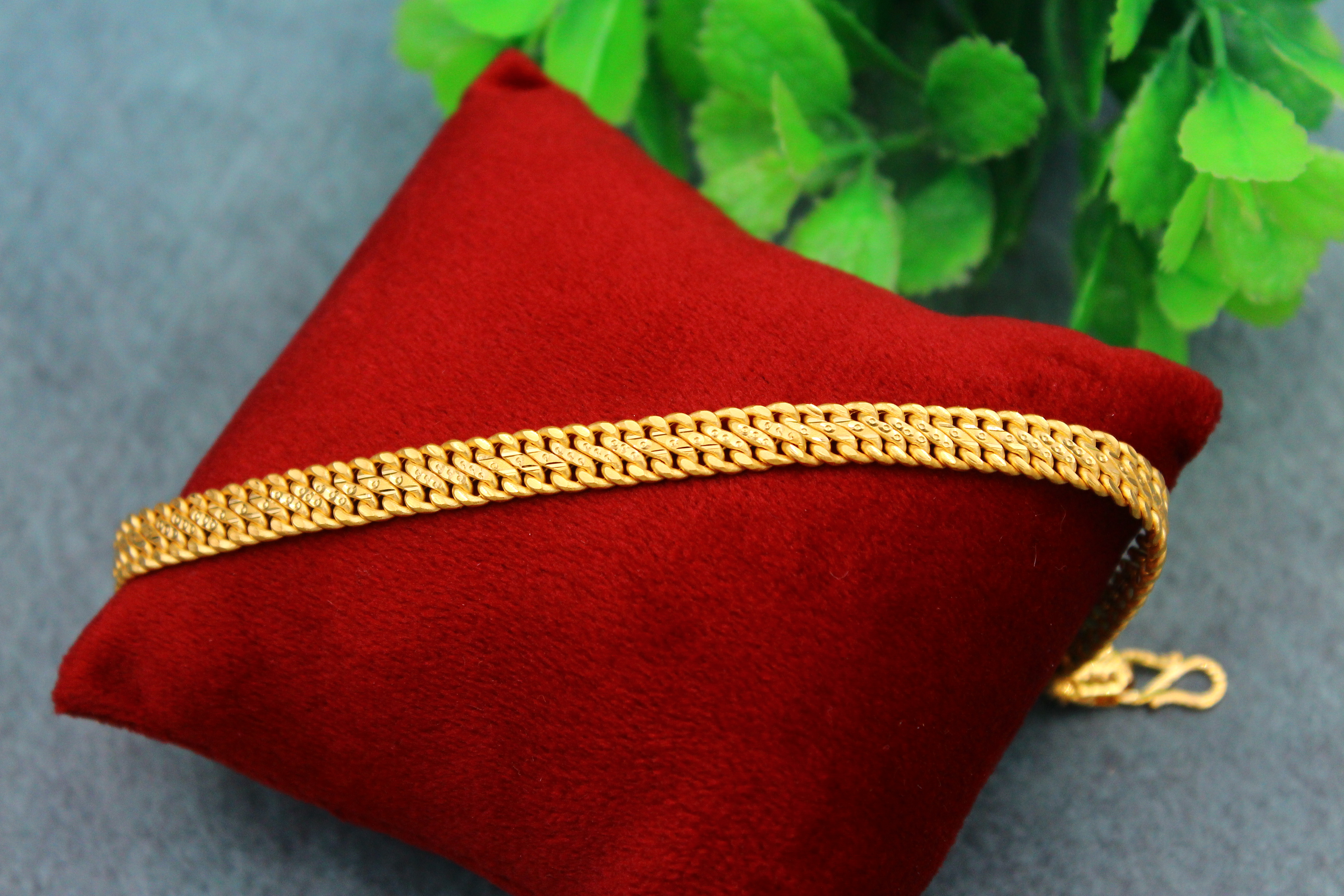 BRACELET