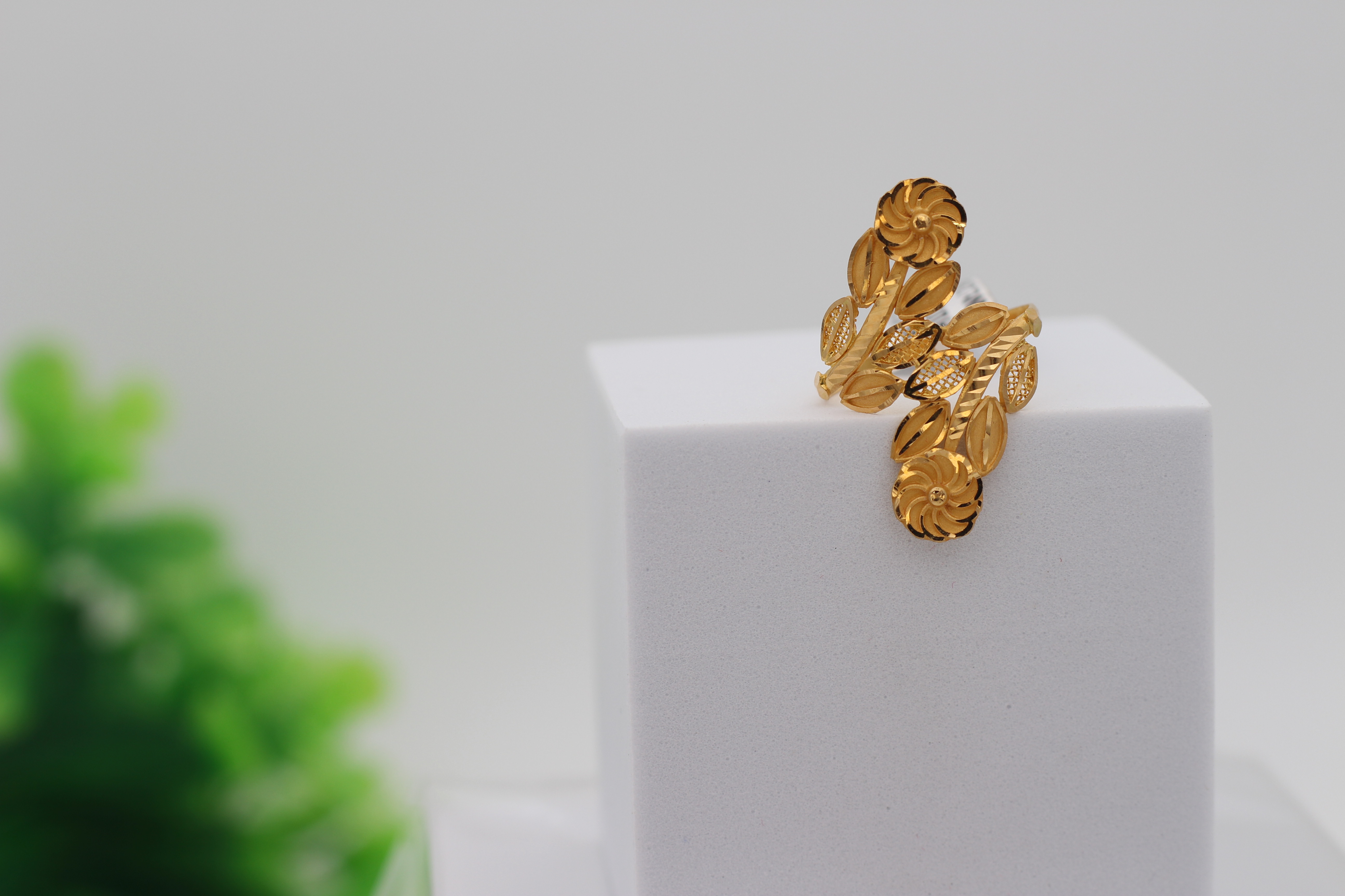LADIES GOLD DESIGN RING