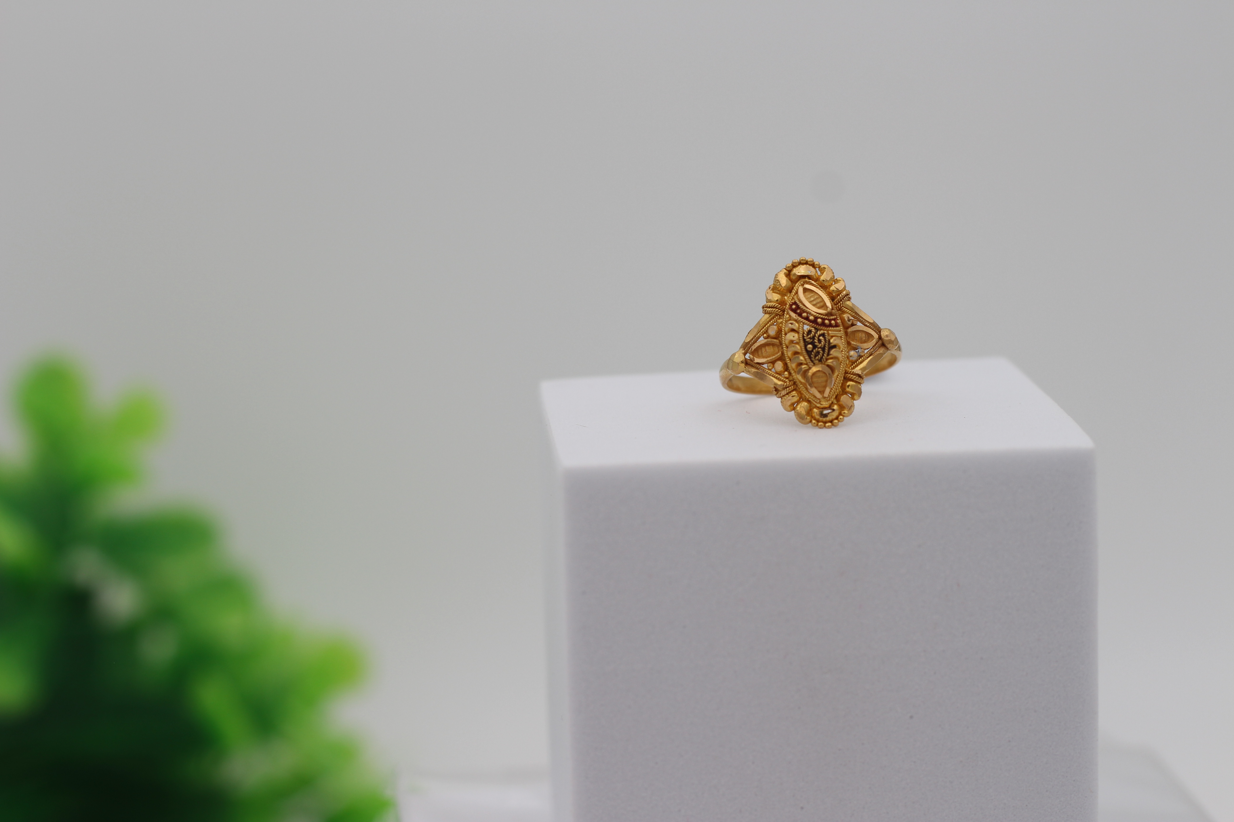 LADIES GOLD DESIGN RING