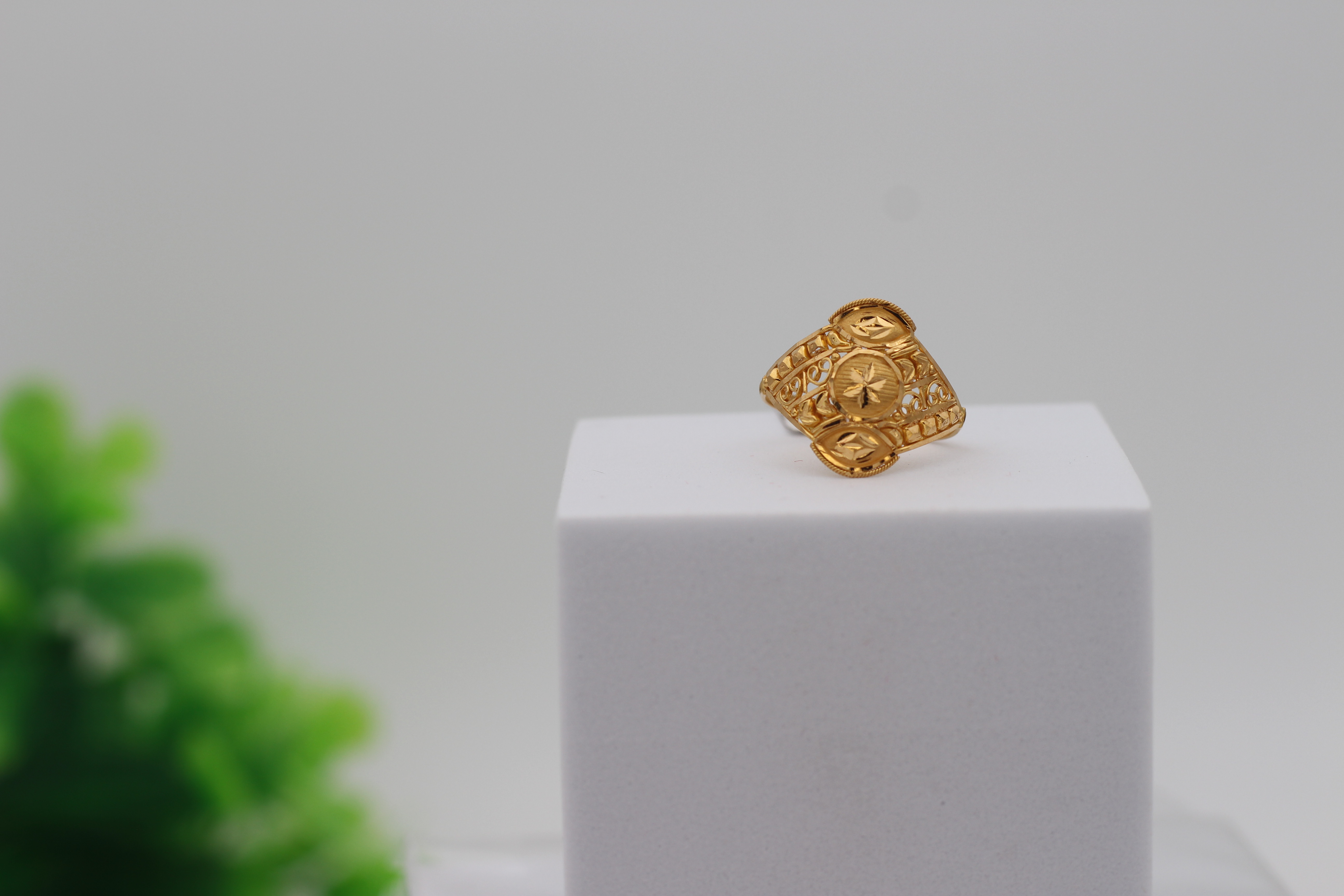 LADIES GOLD DESIGN RING