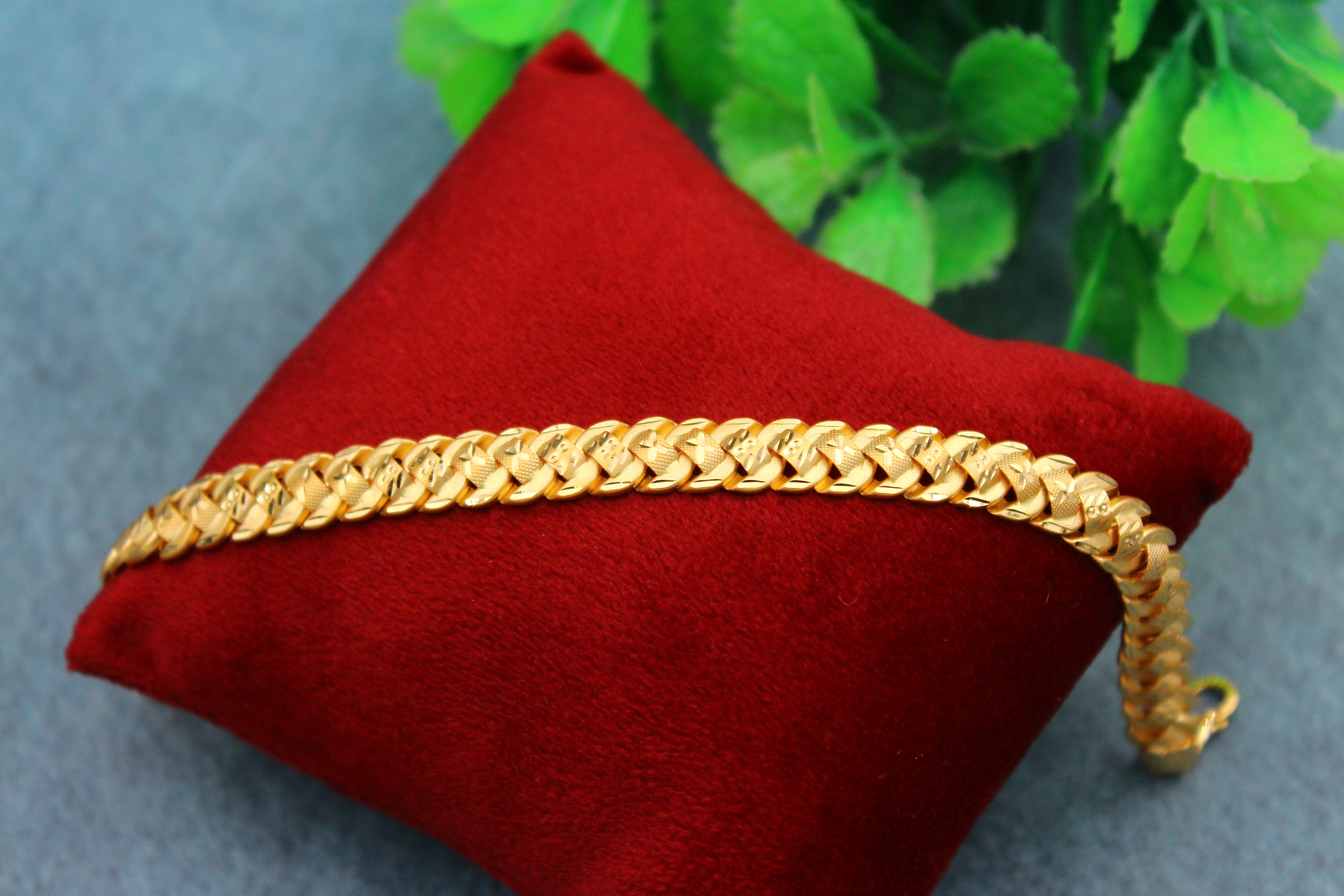 BRACELET