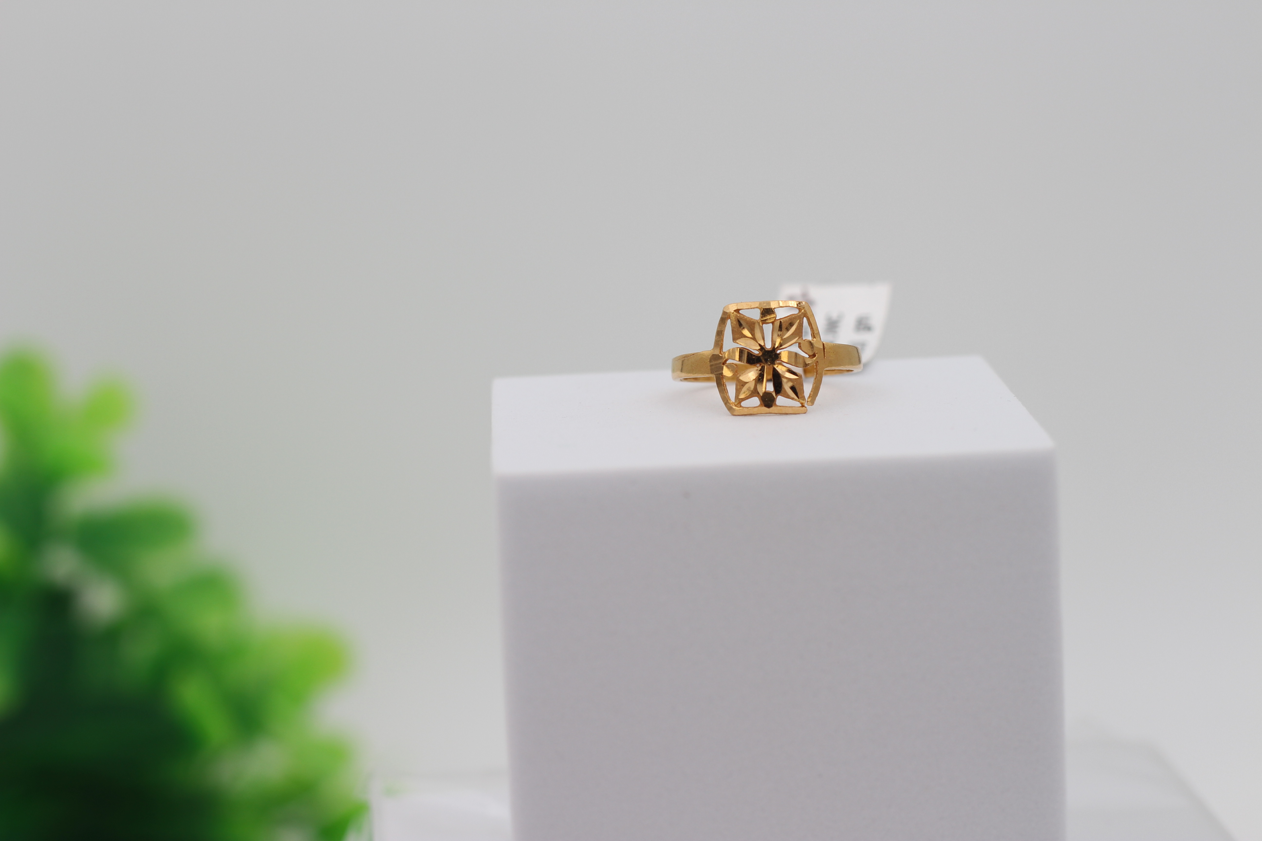 LADIES GOLD DESIGN RING