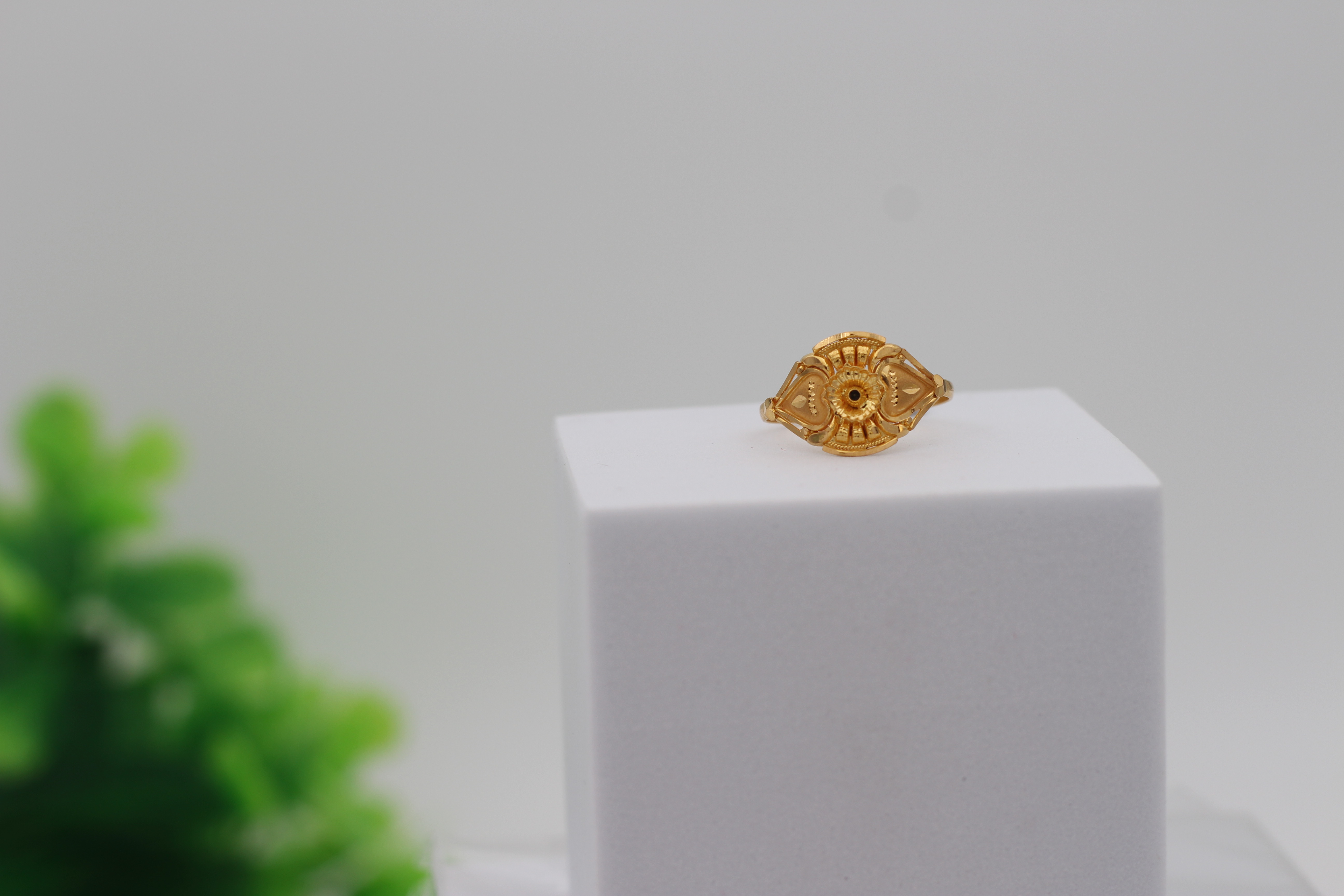 LADIES GOLD DESIGN RING