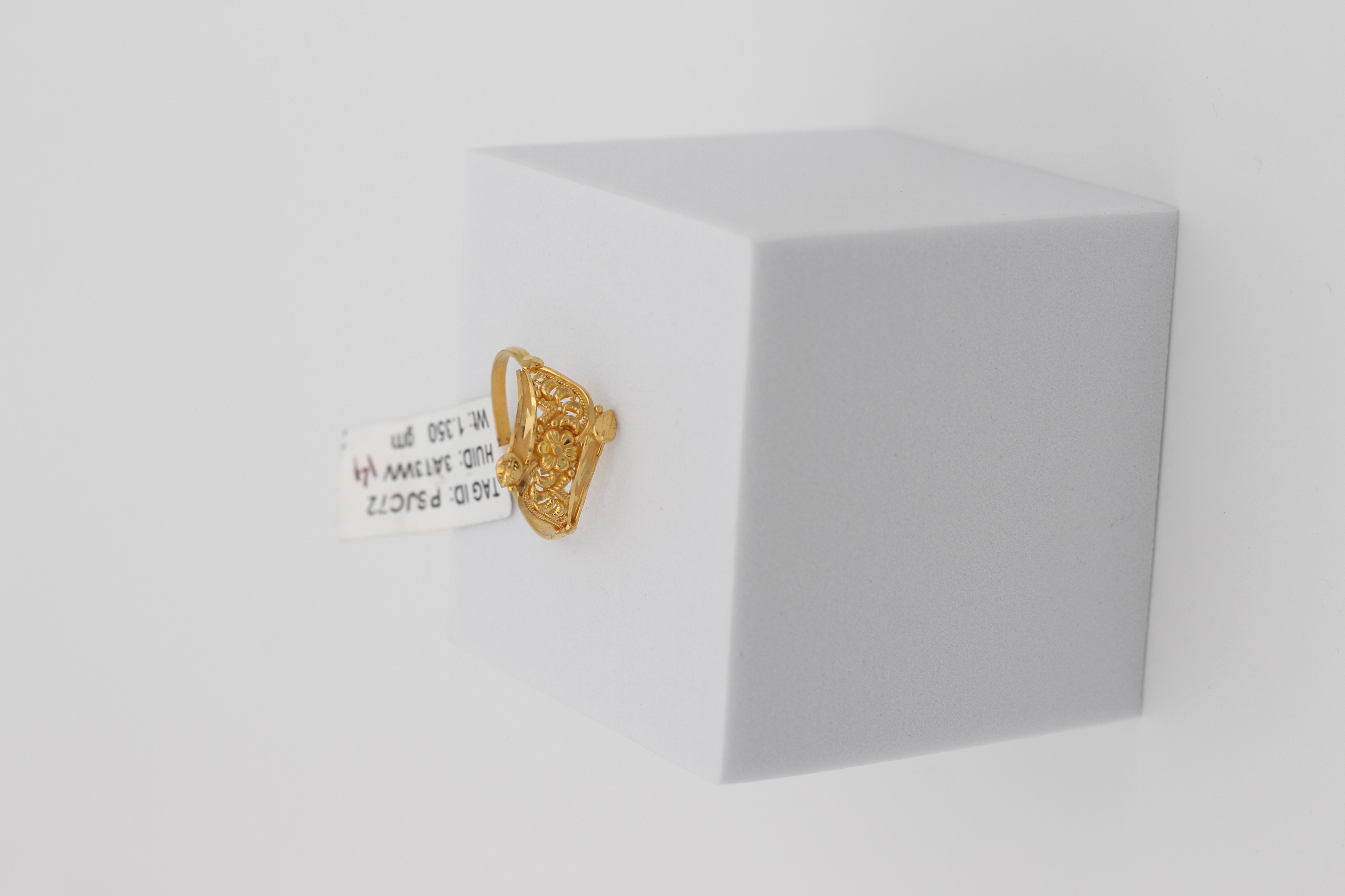 LADIES GOLD DESIGN RING