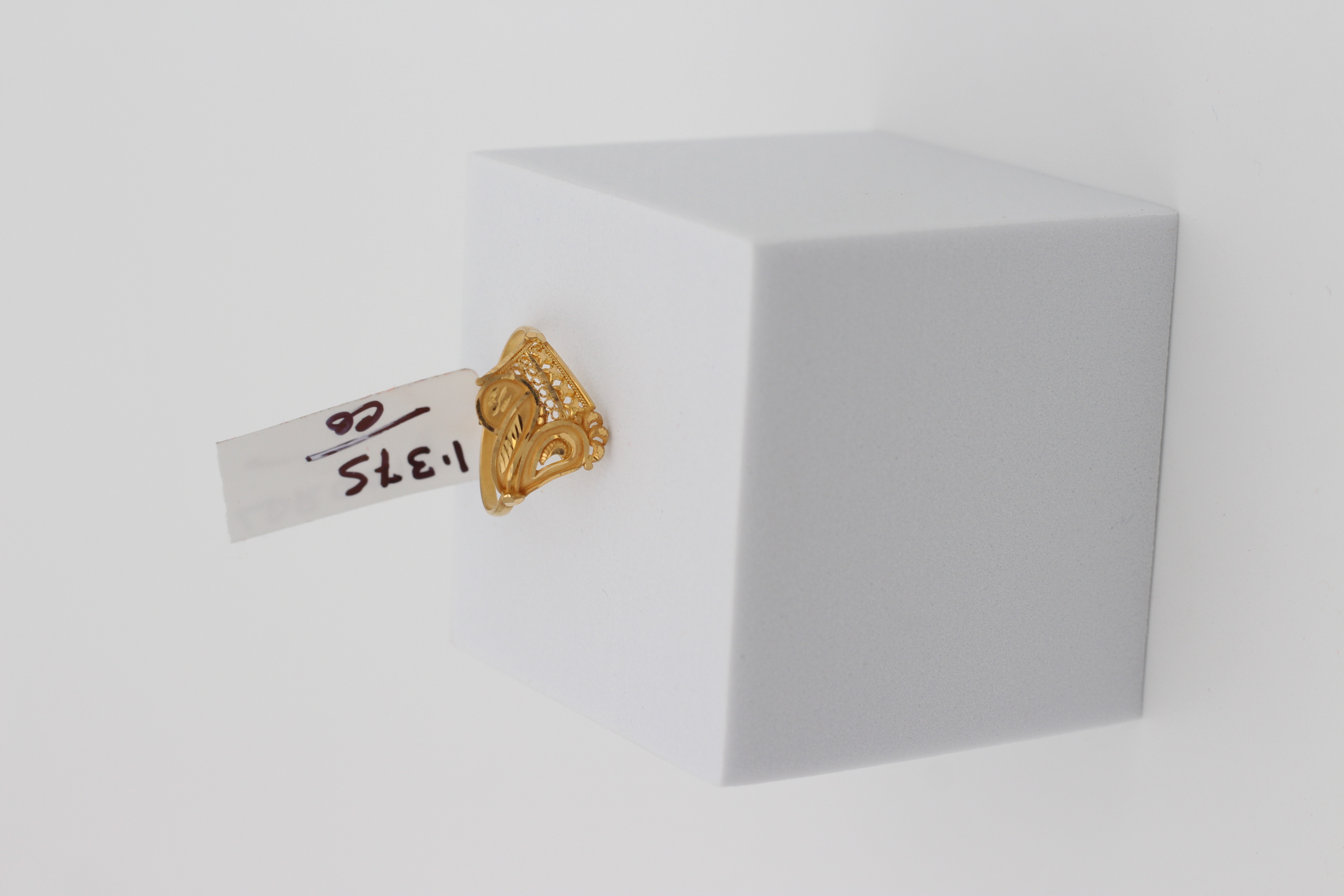 LADIES GOLD DESIGN RING