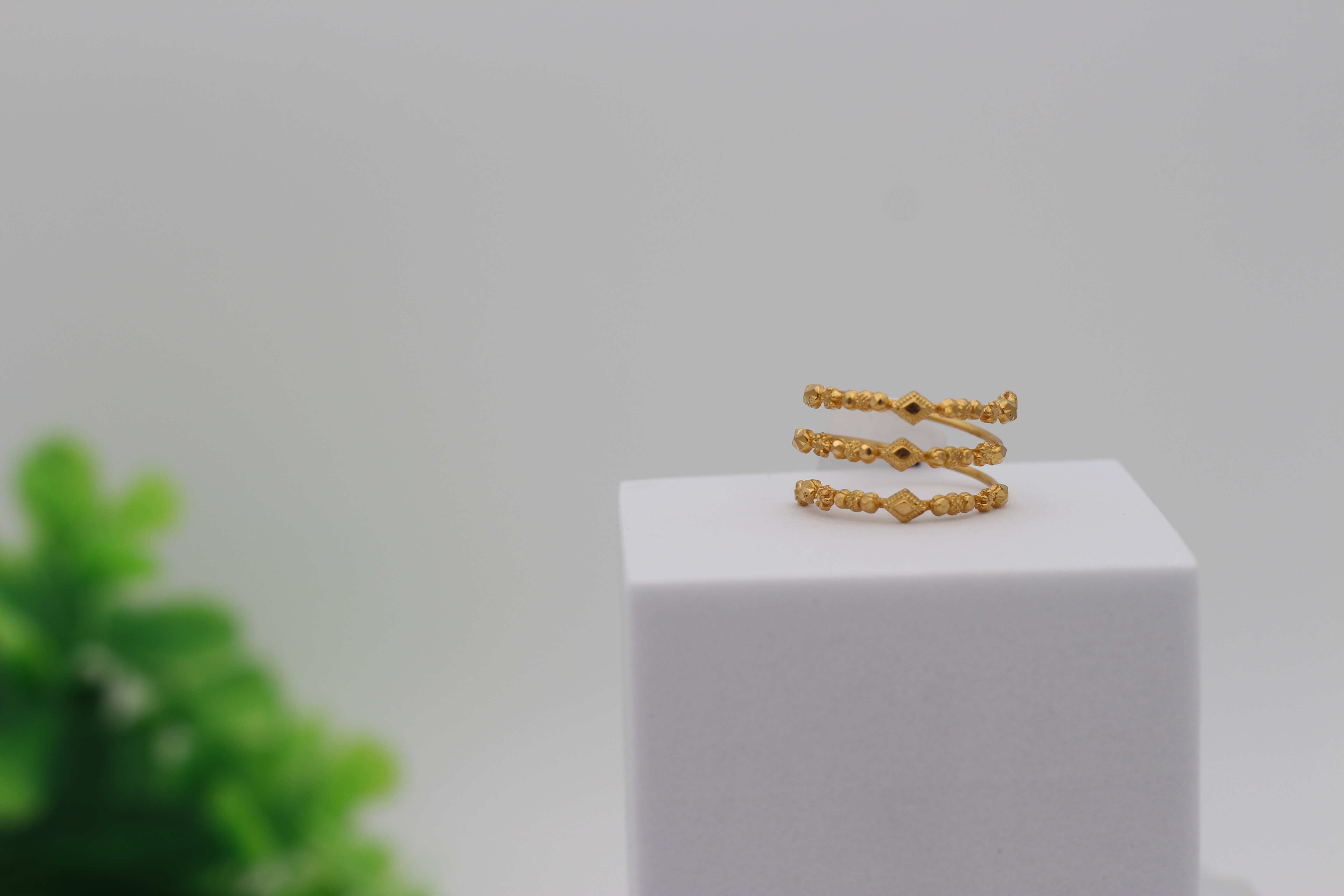 LADIES GOLD DESIGN RING