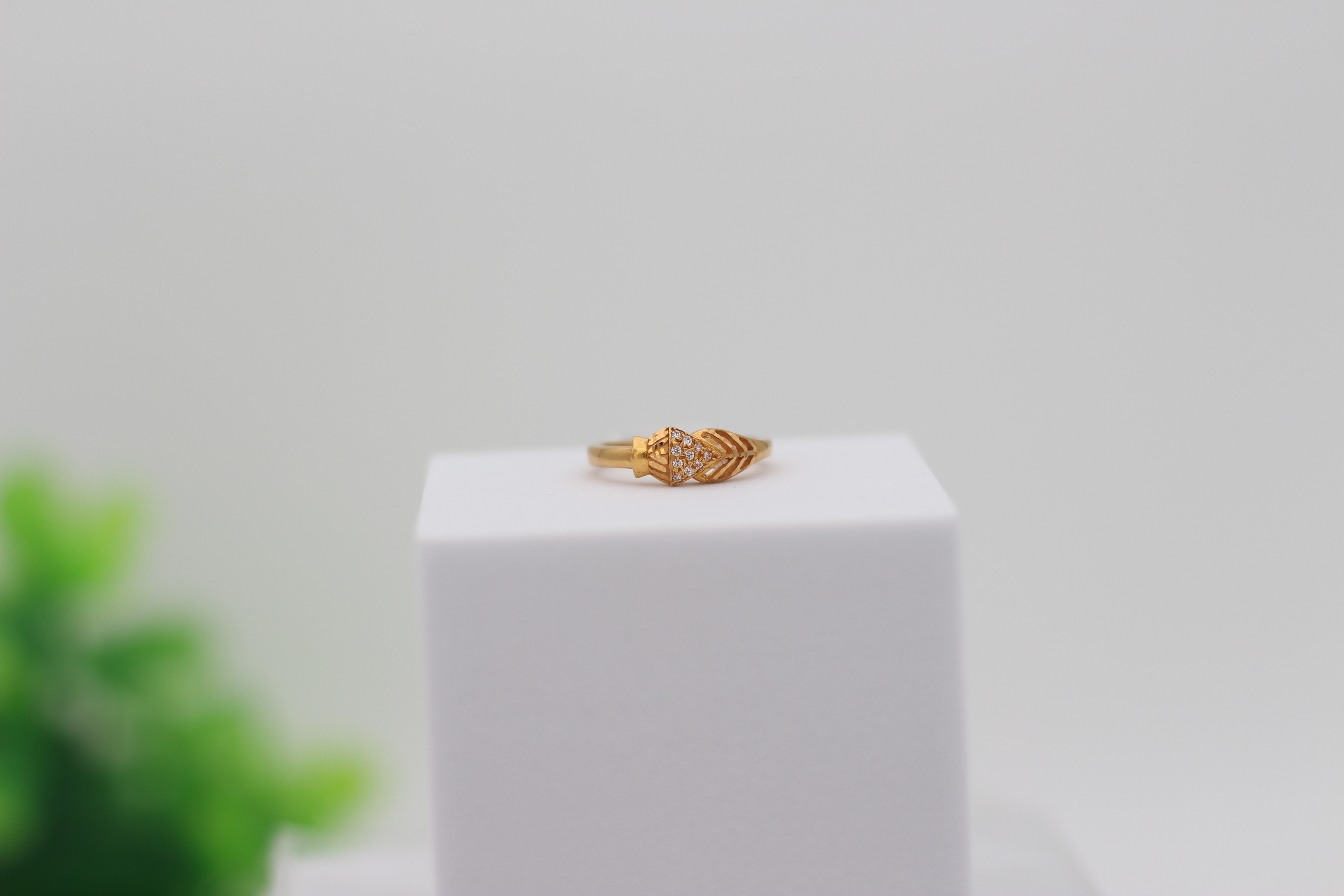 LADIES GOLD DESIGN RING
