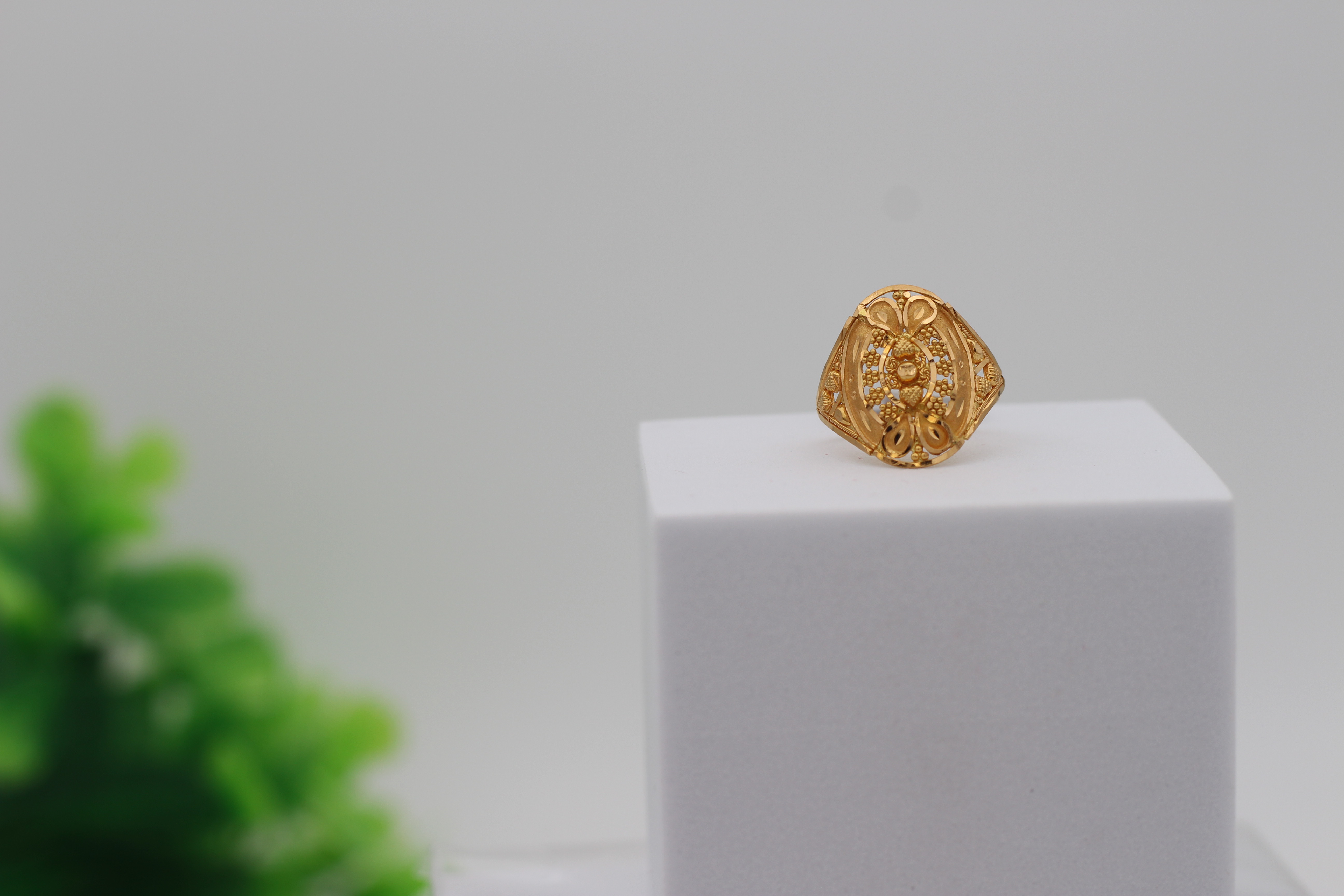 LADIES GOLD DESIGN RING