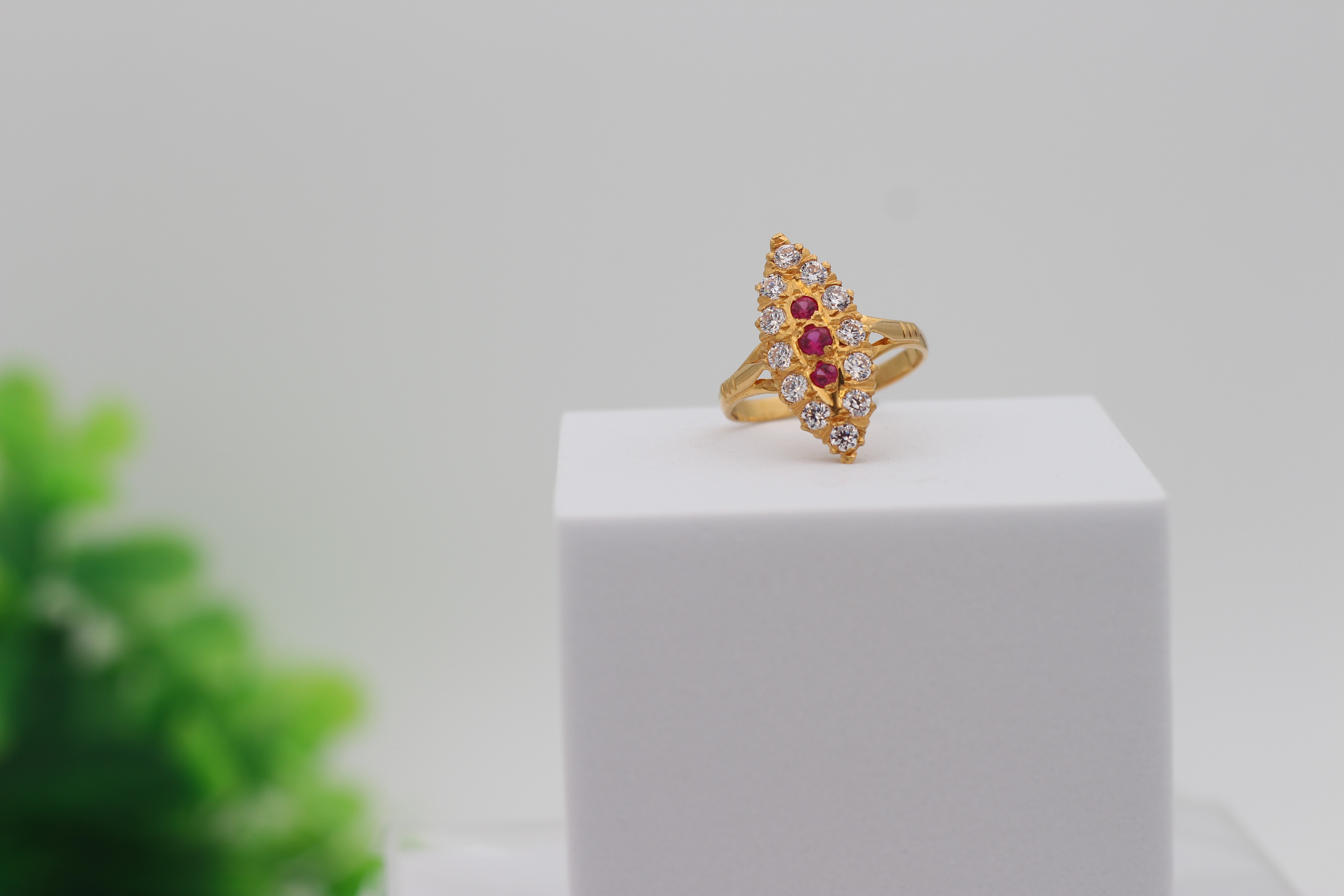 LADIES GOLD DESIGN RING