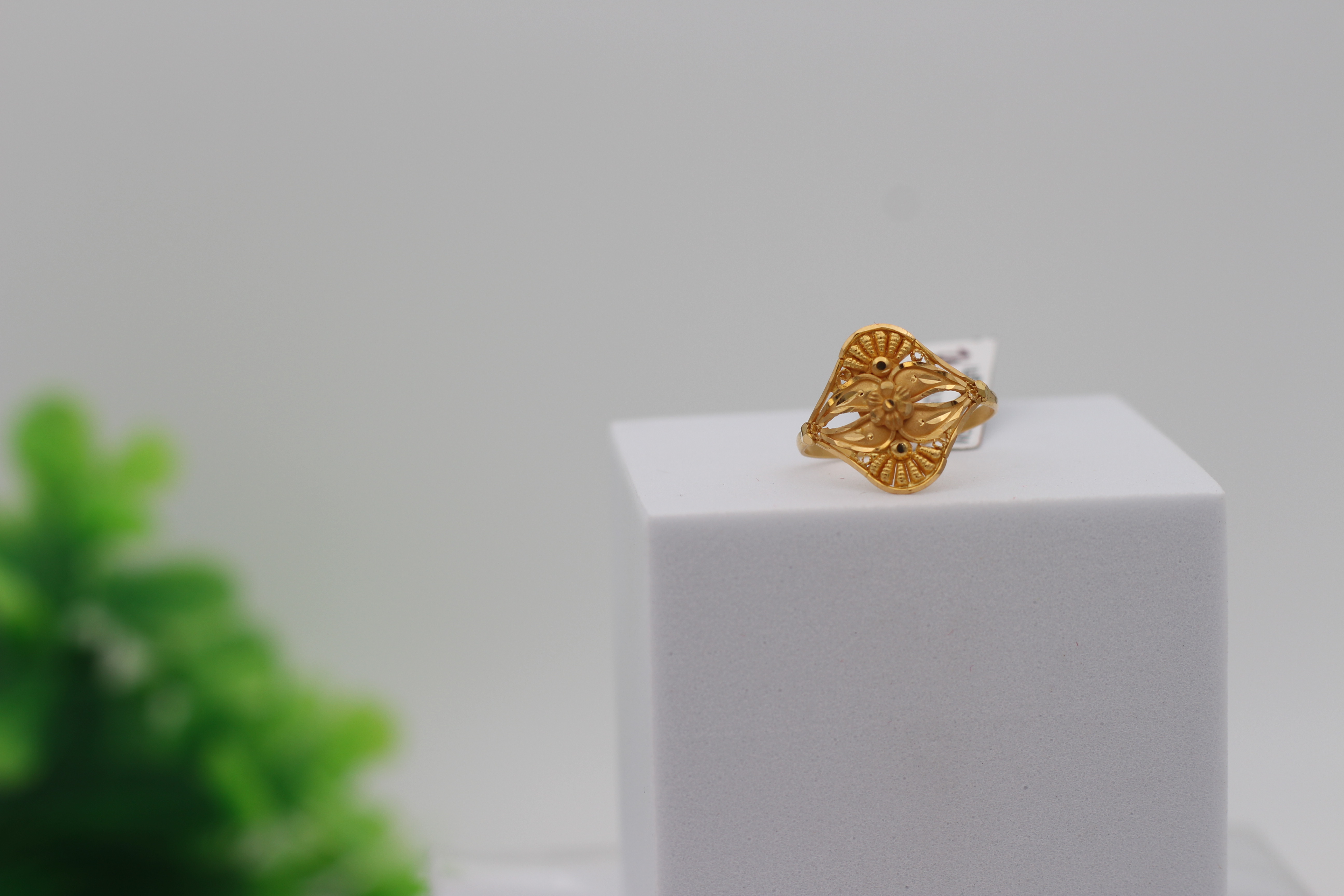 LADIES GOLD DESIGN RING