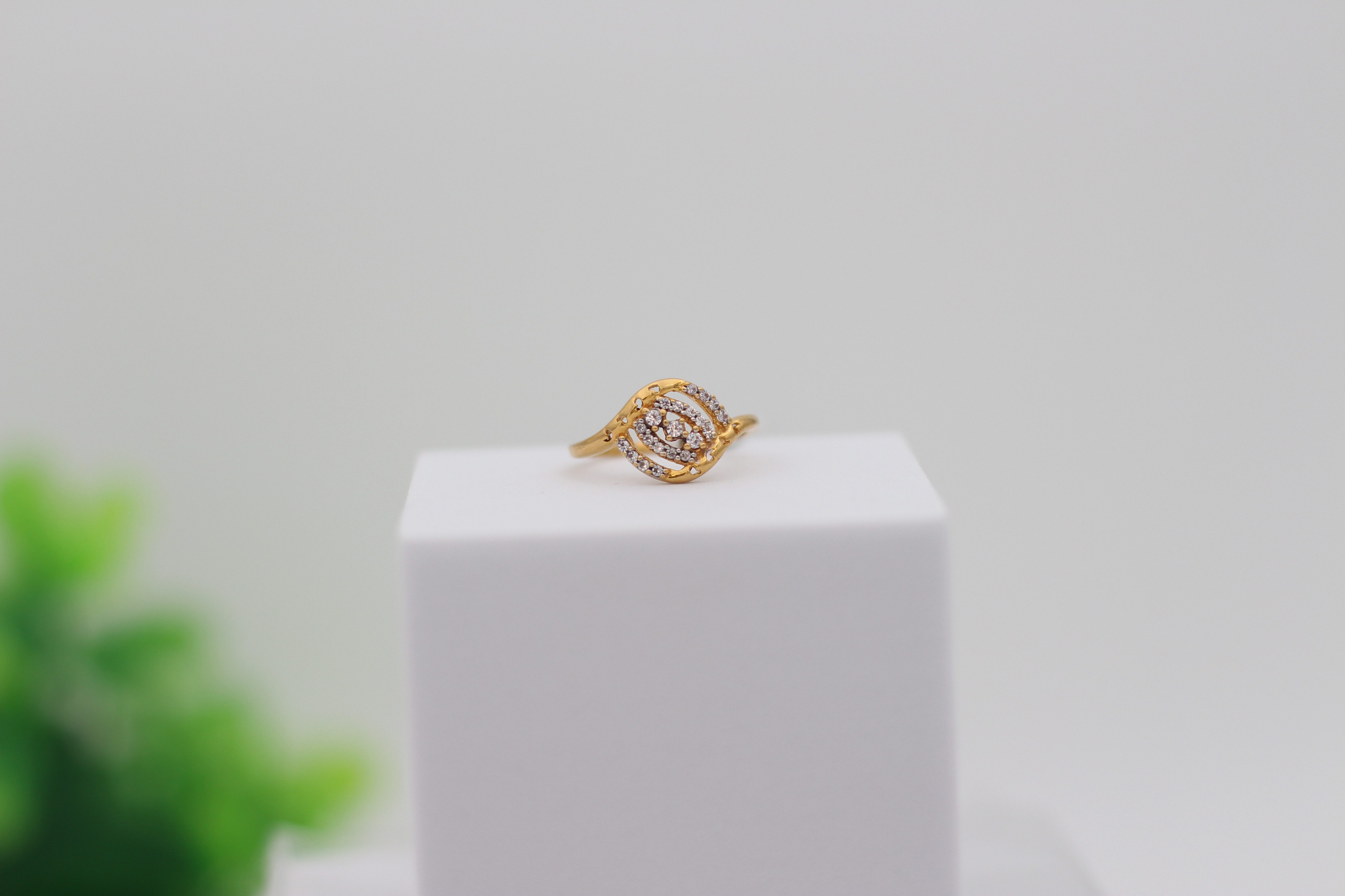 LADIES GOLD DESIGN RING