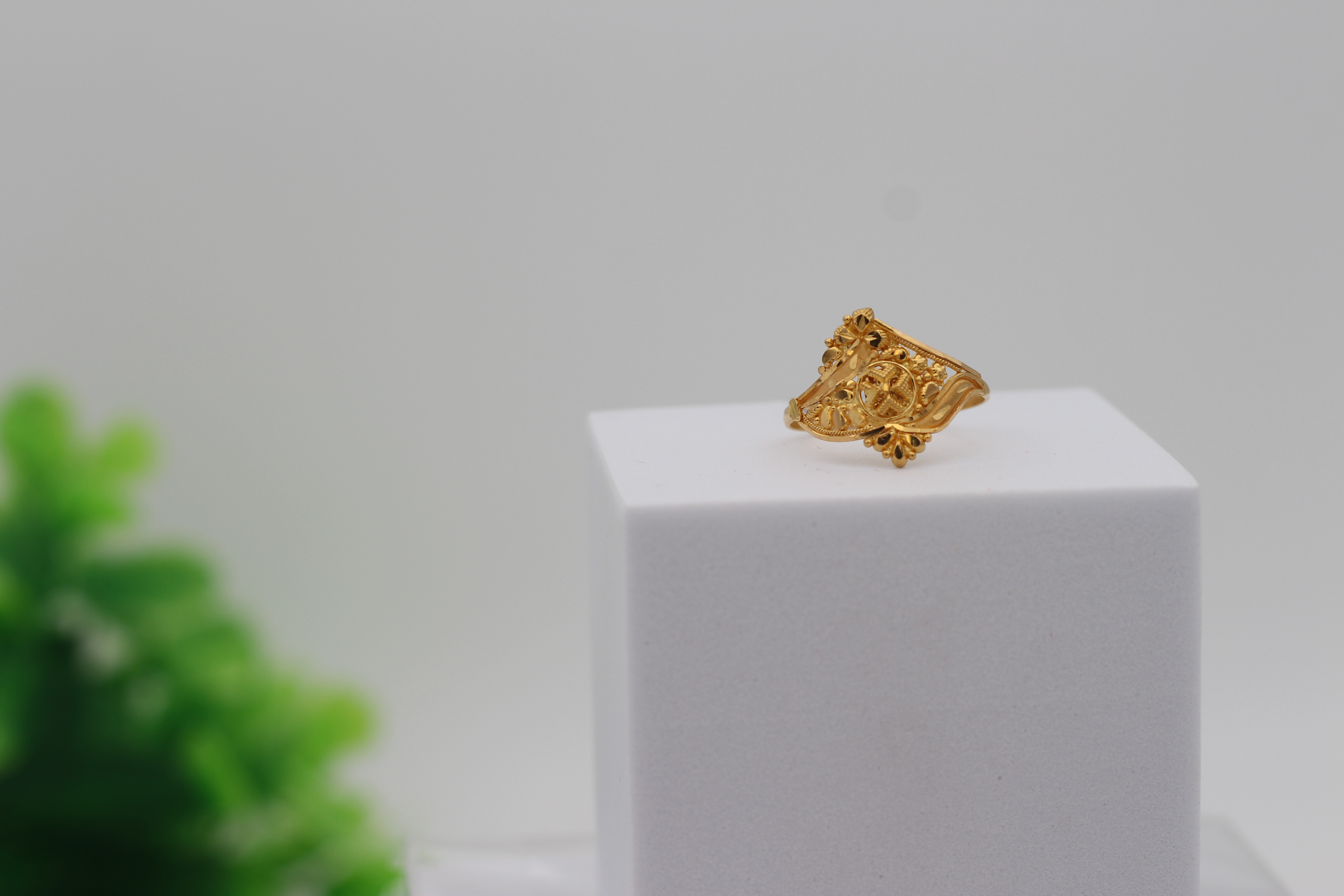 LADIES GOLD DESIGN RING