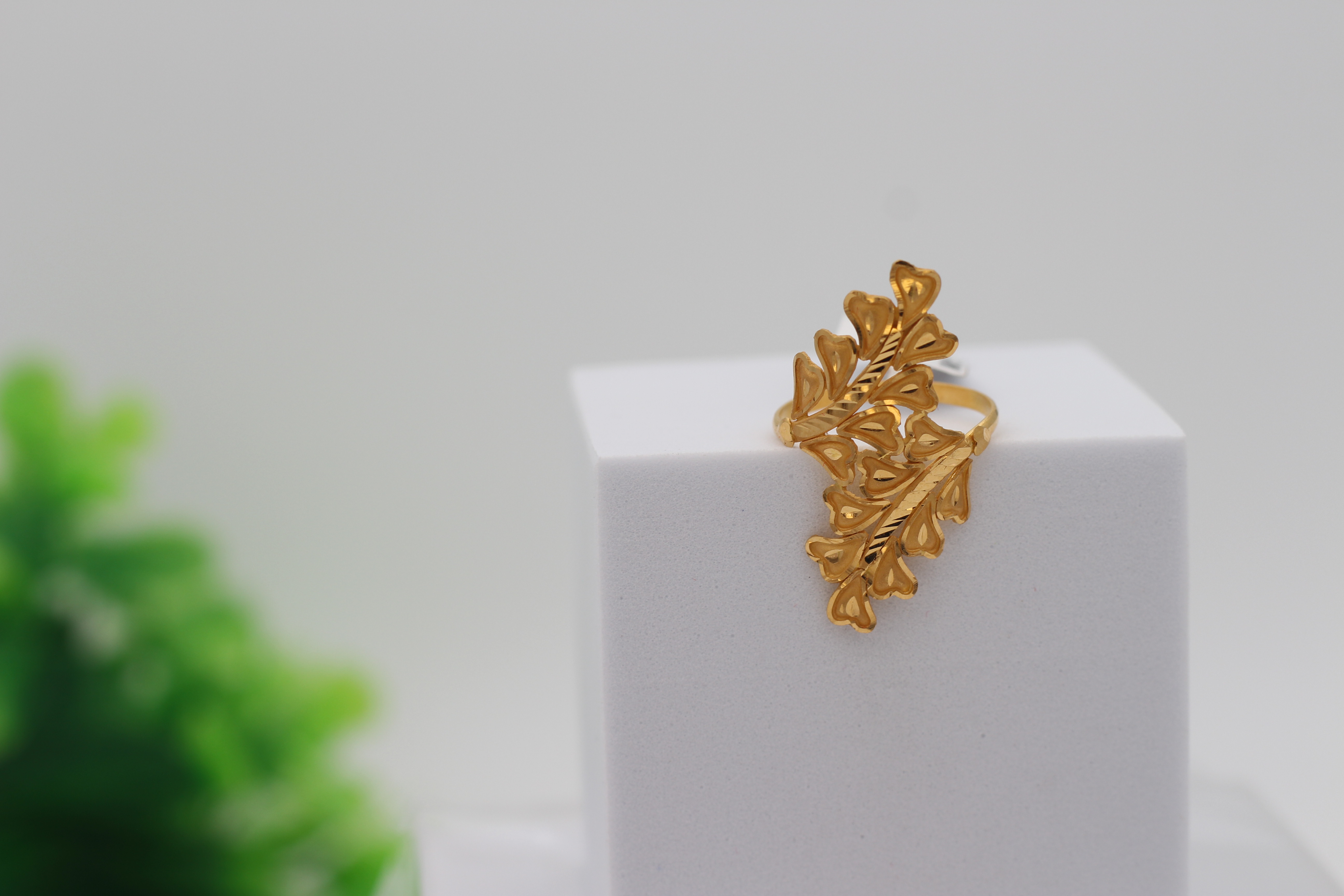 LADIES GOLD DESIGN RING