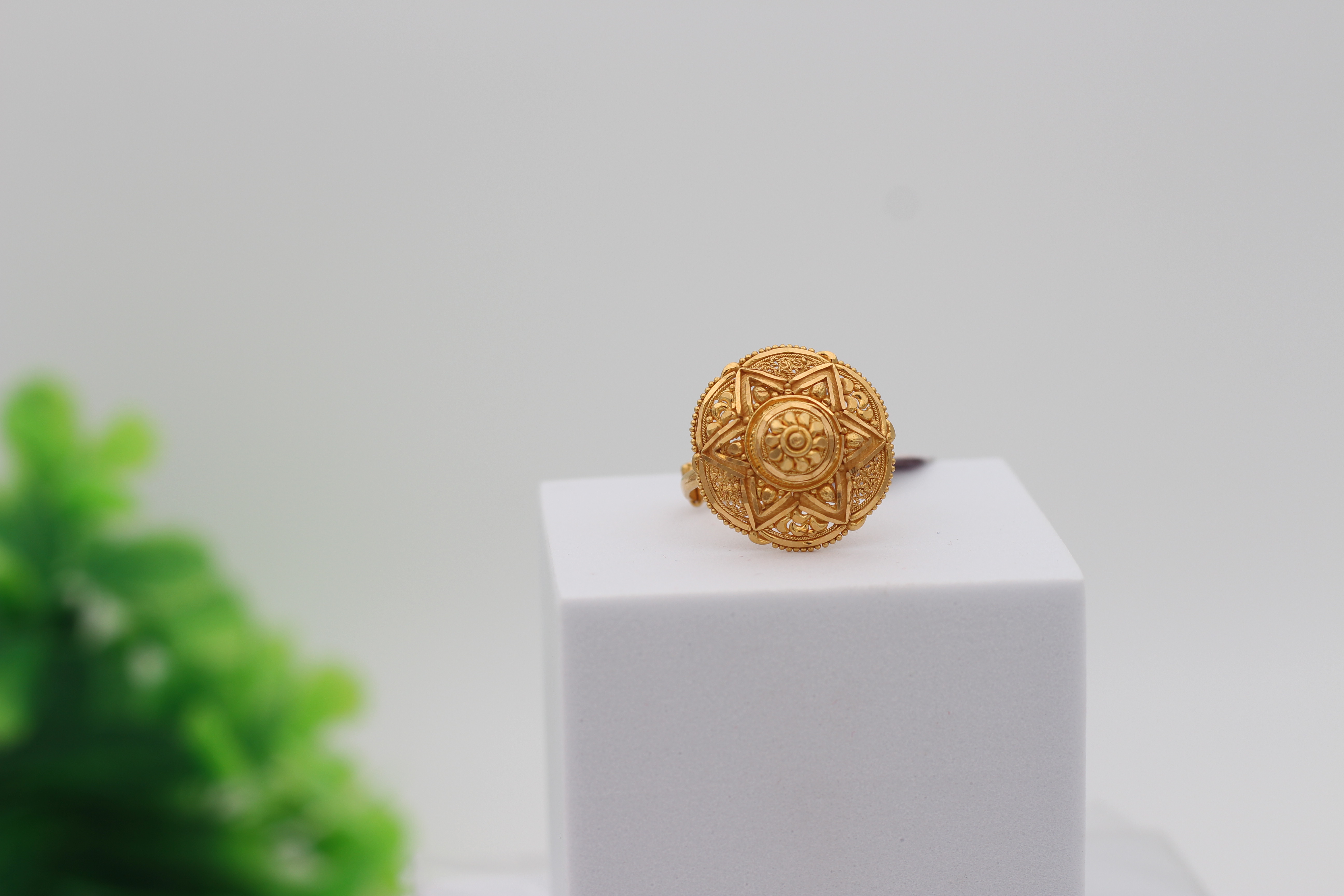 LADIES GOLD DESIGN RING
