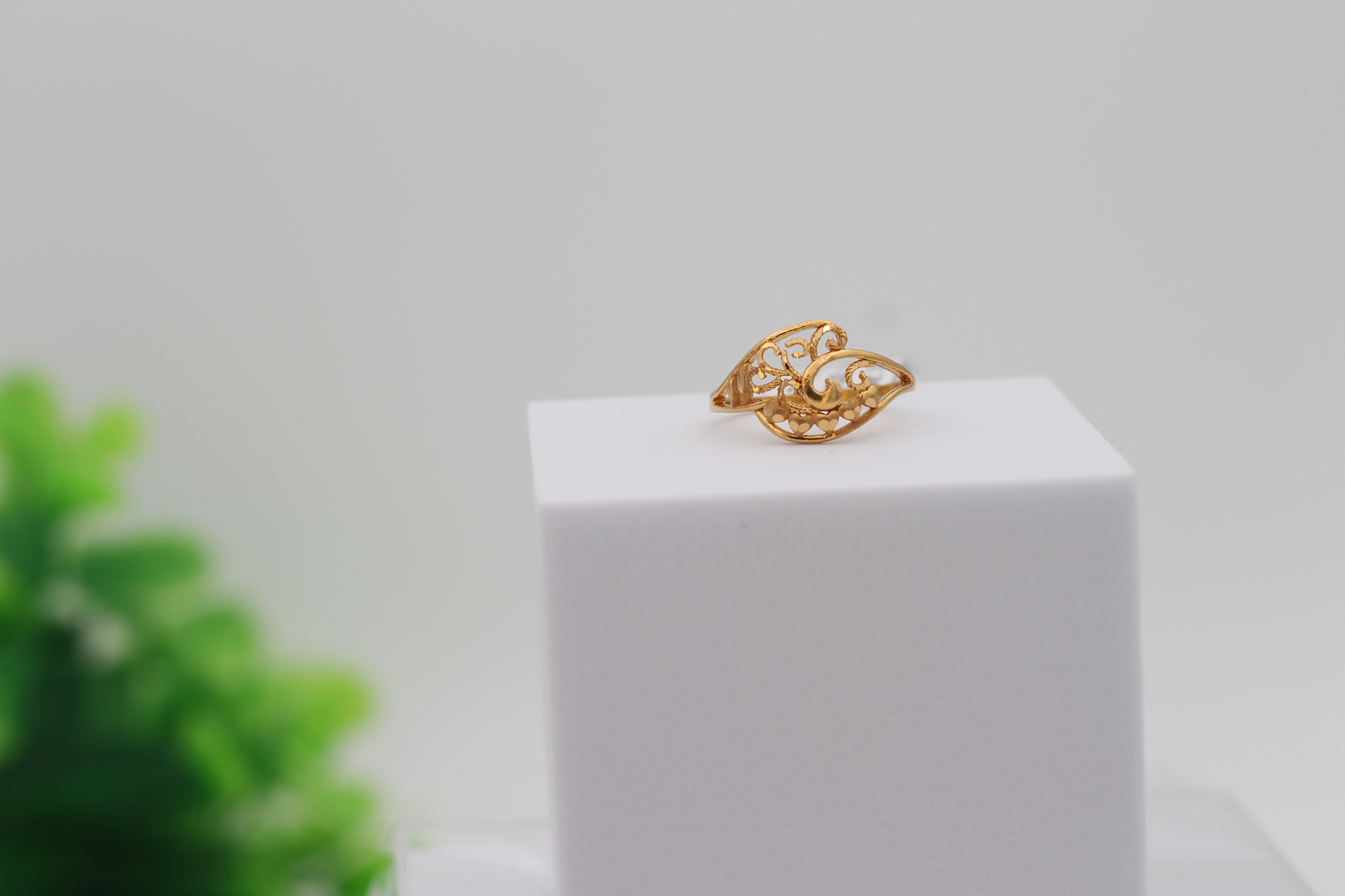 LADIES GOLD DESIGN RING