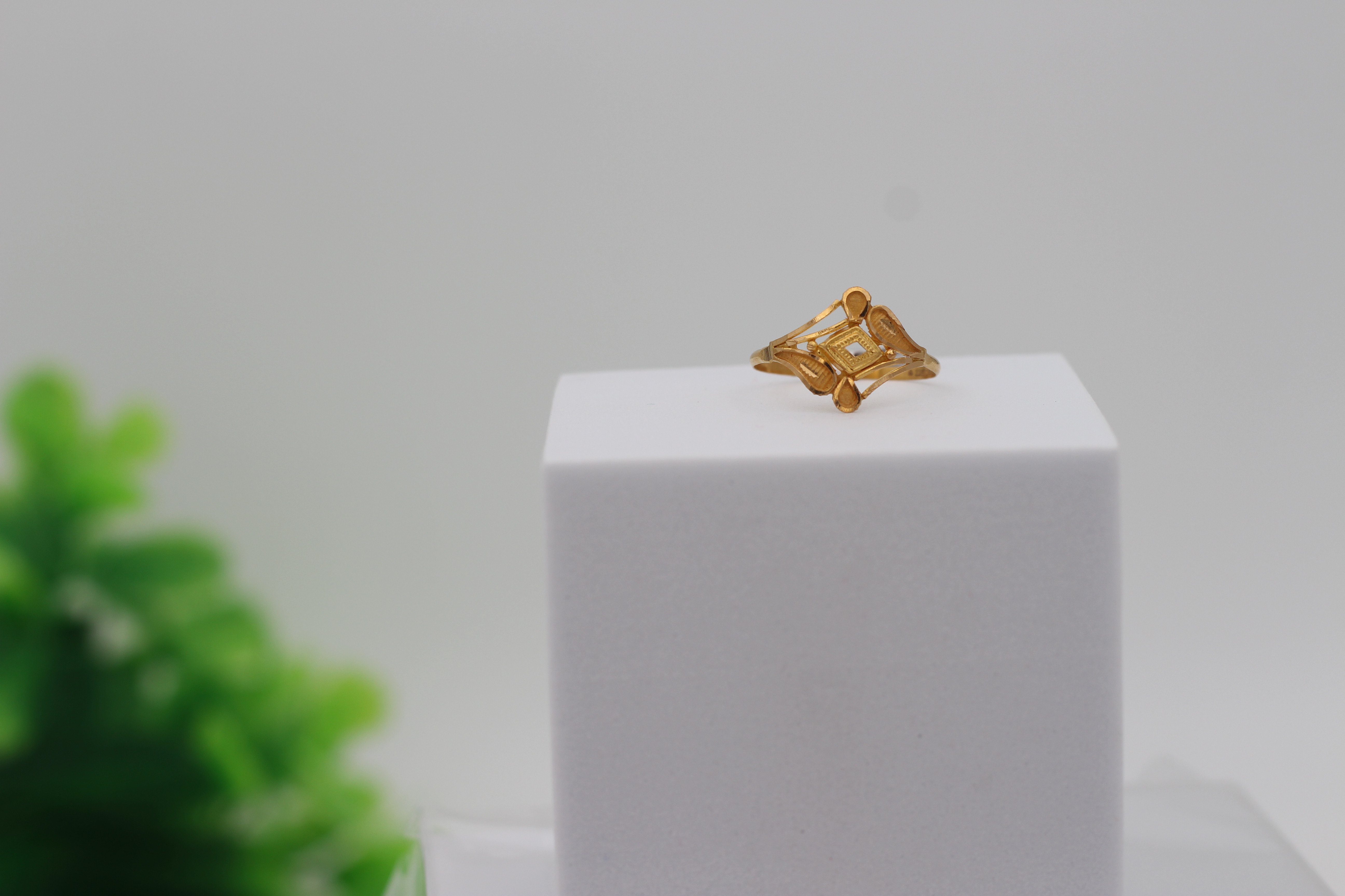 LADIES GOLD DESIGN RING