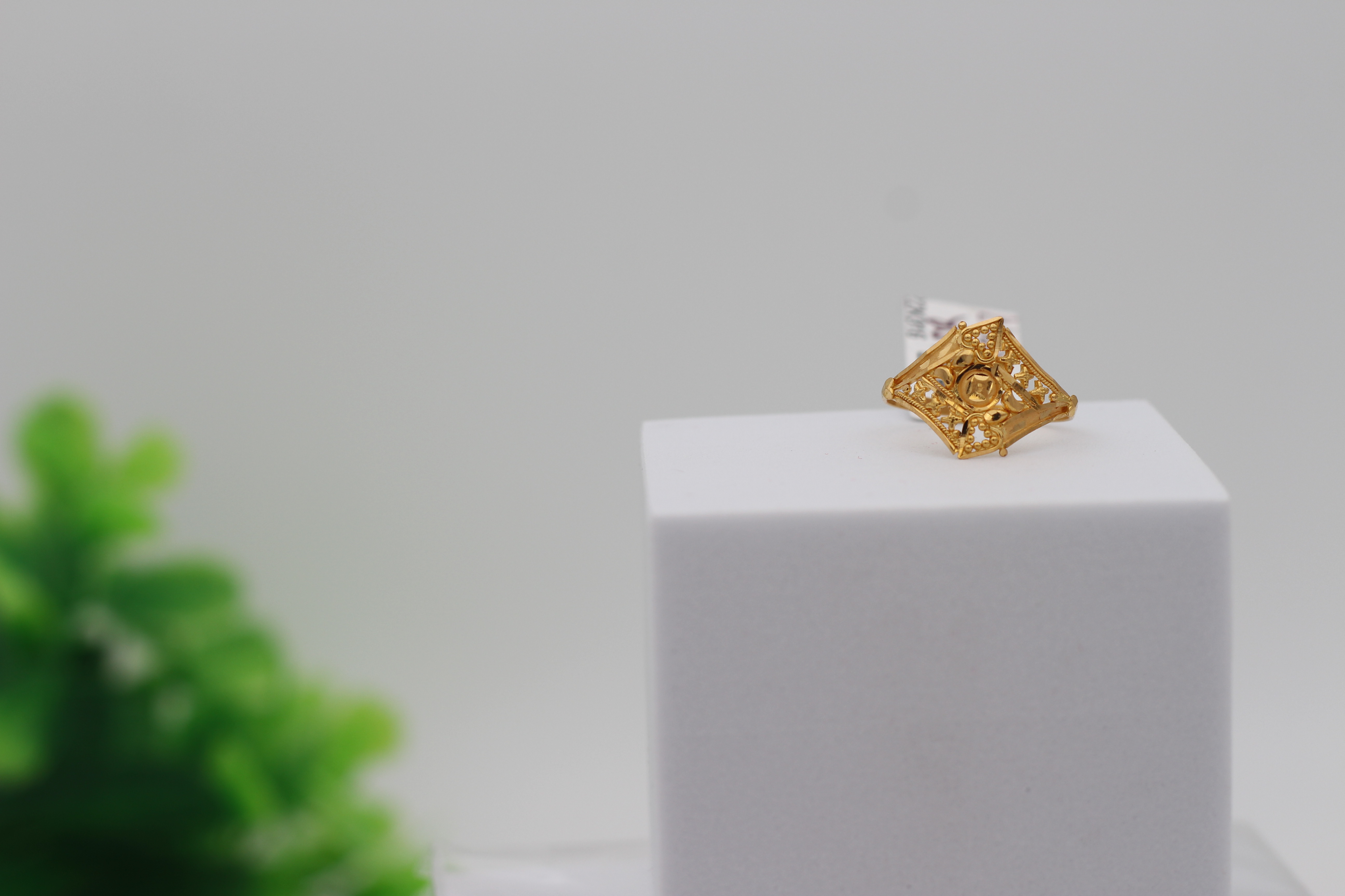 LADIES GOLD DESIGN RING