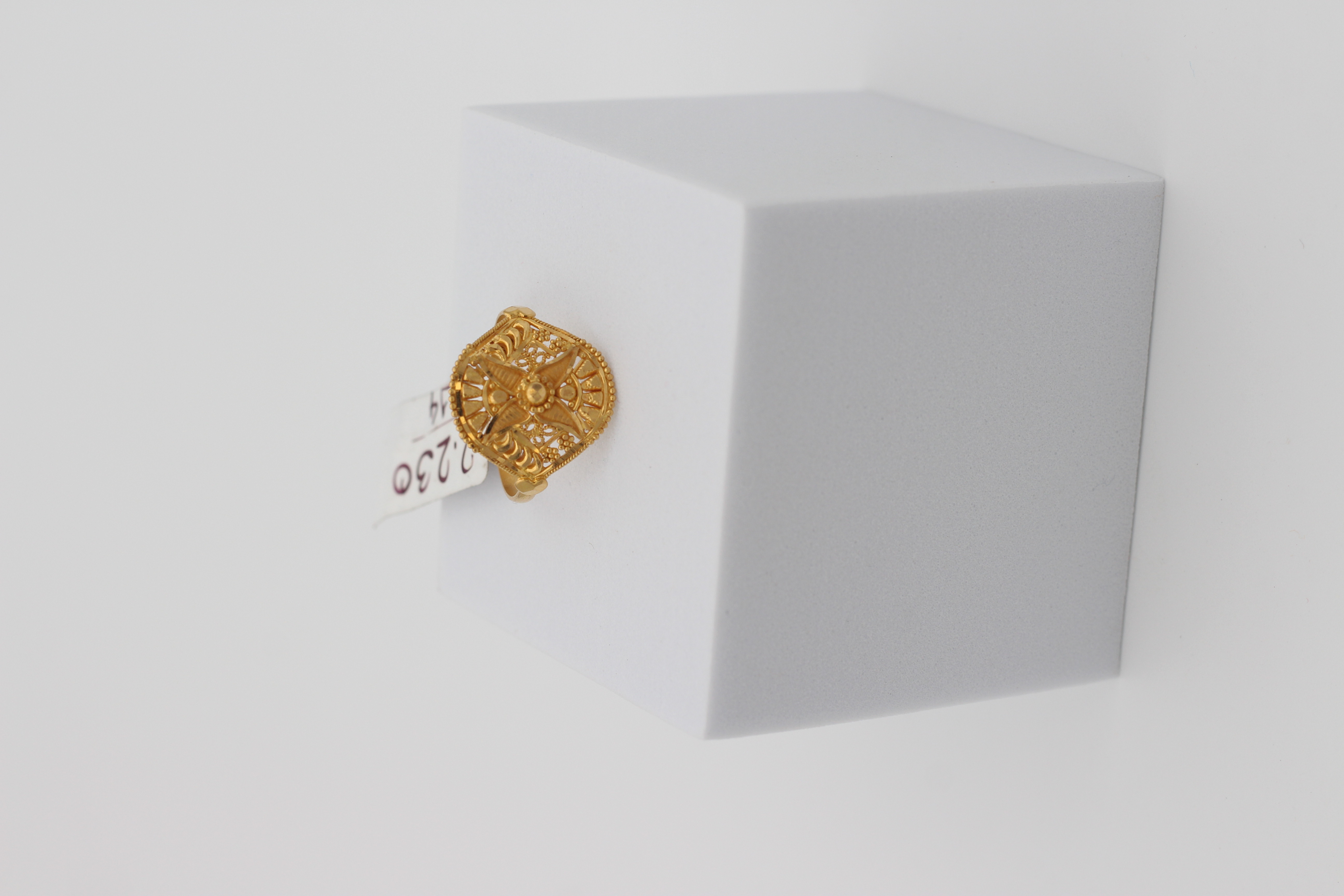 LADIES GOLD DESIGN RING