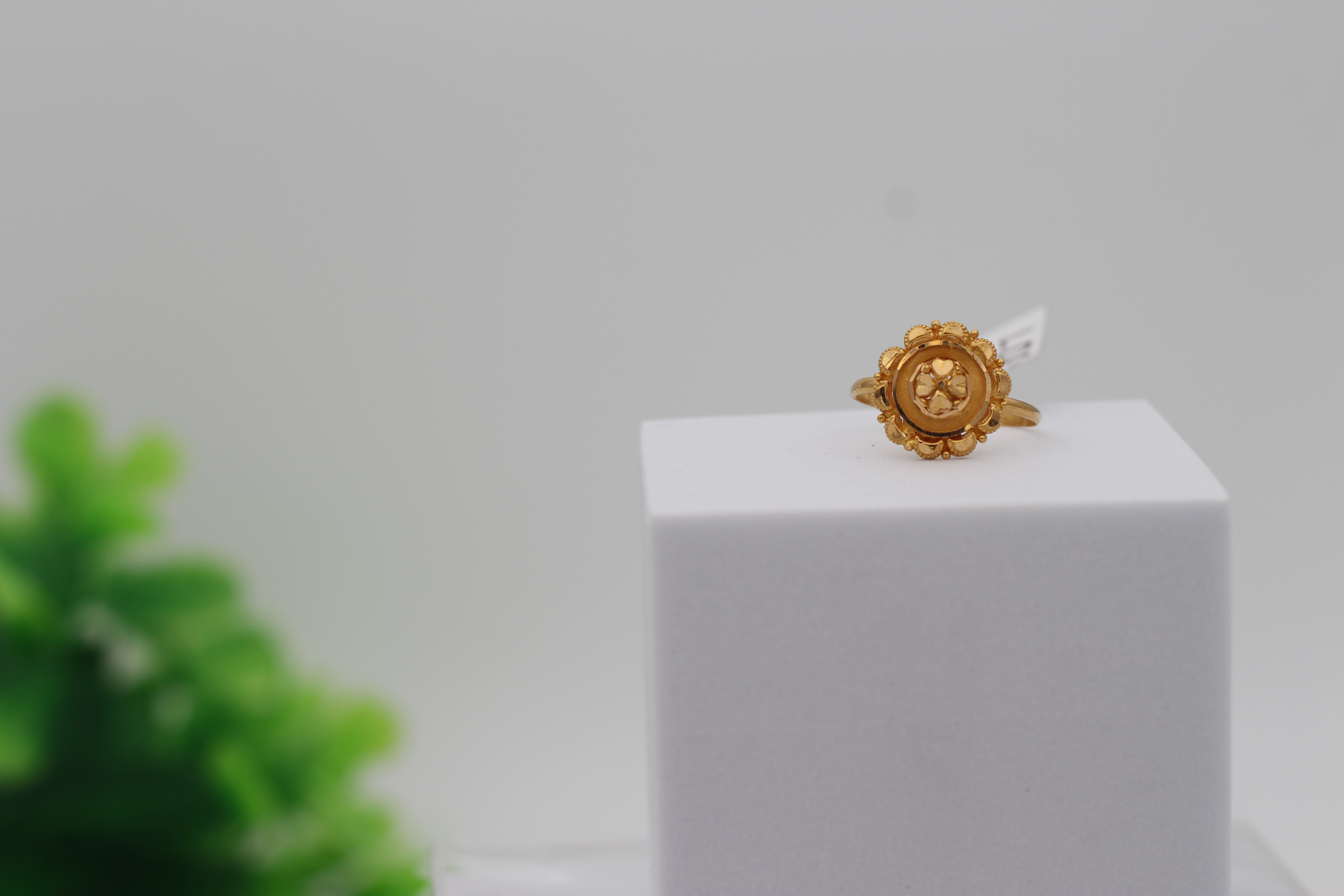 LADIES GOLD DESIGN RING