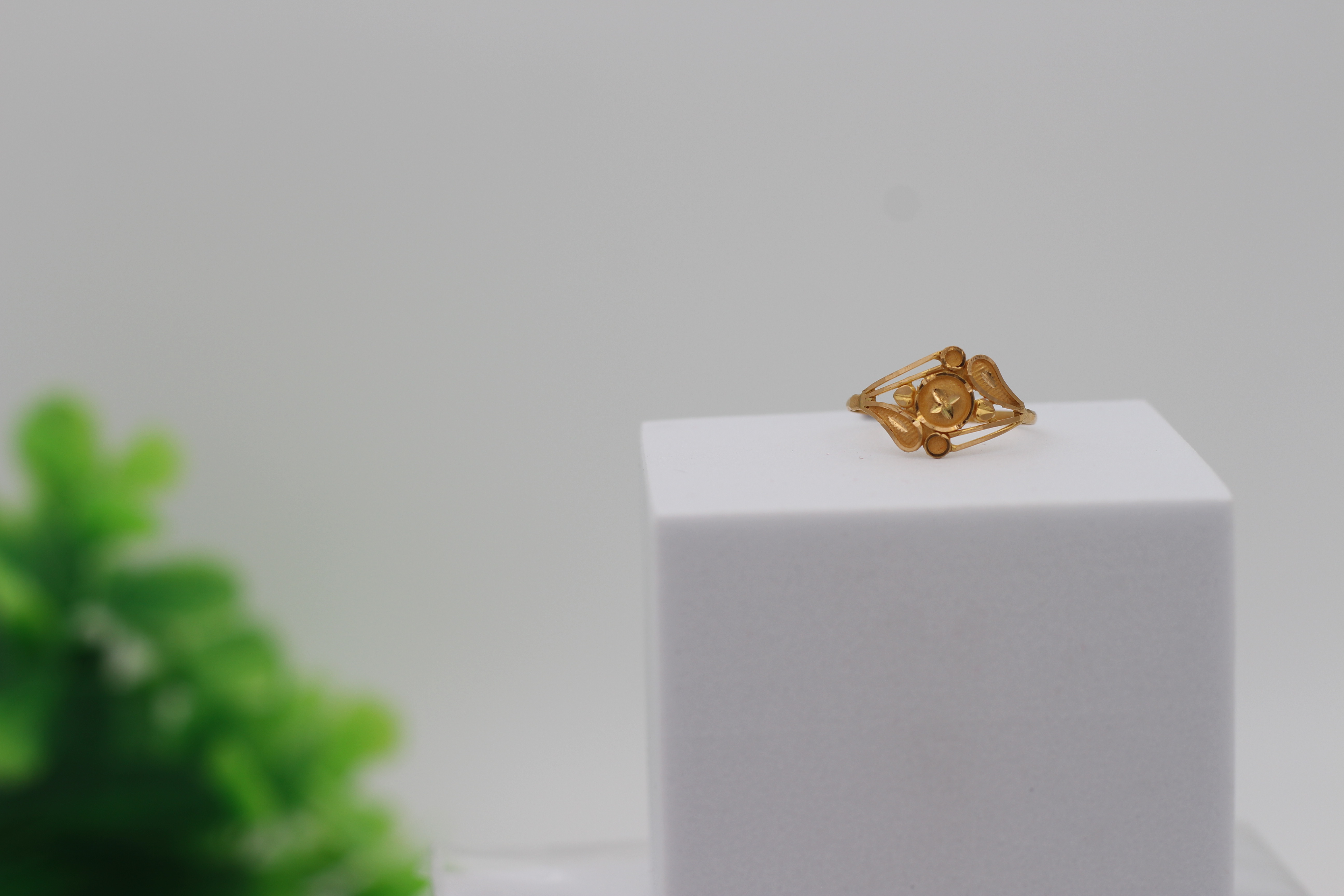 LADIES GOLD DESIGN RING