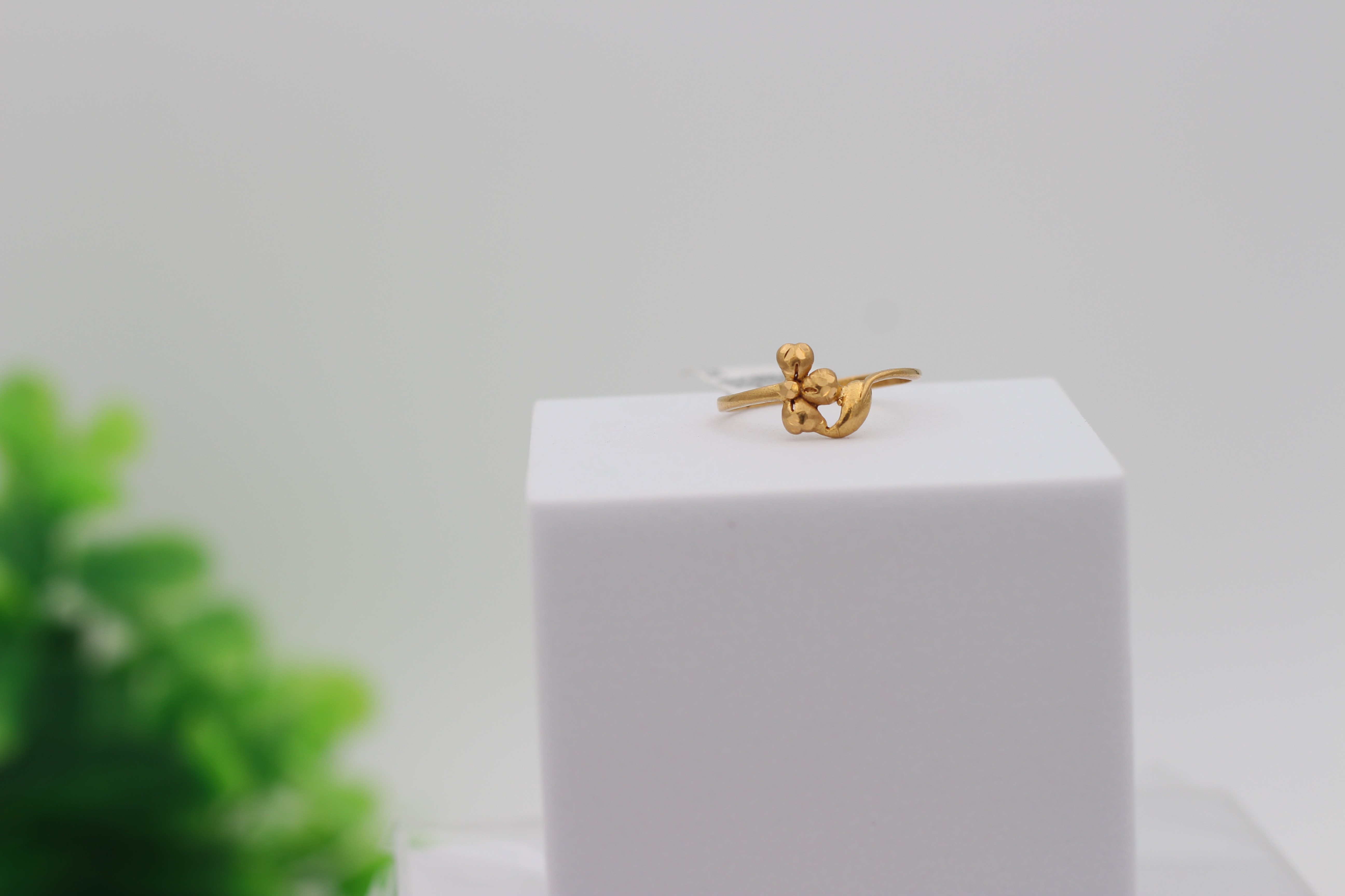 LADIES GOLD DESIGN RING