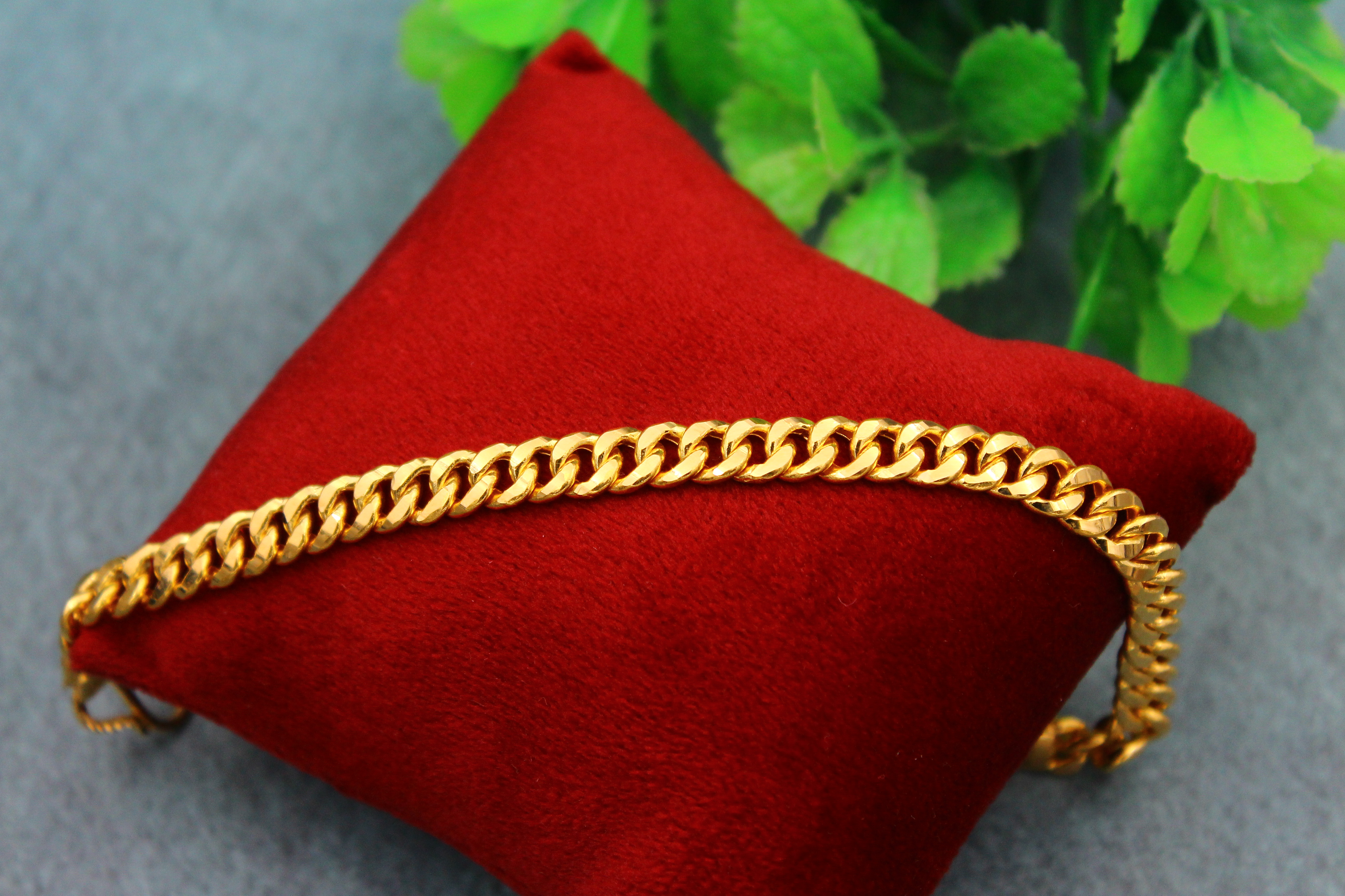 BRACELET