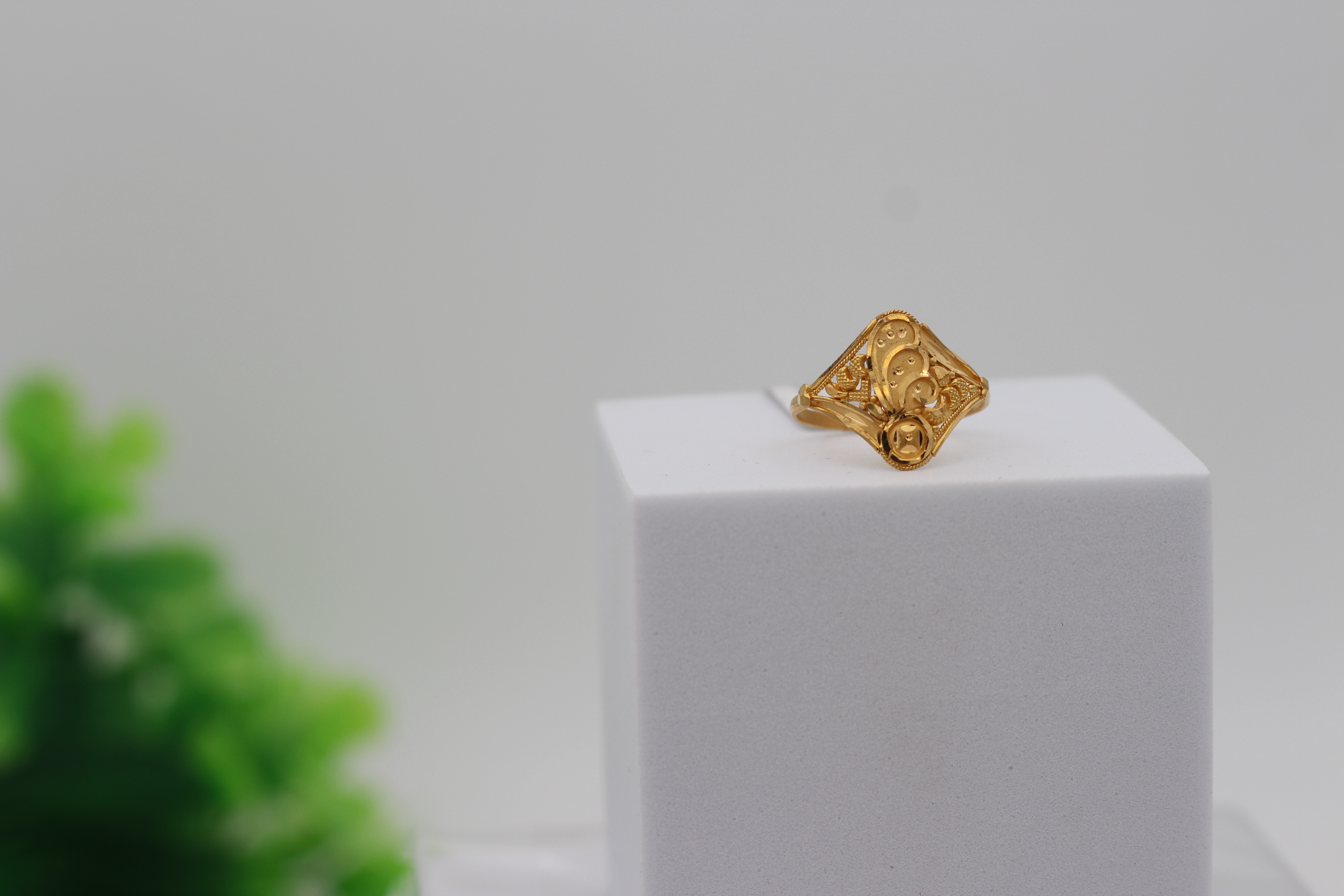 LADIES GOLD DESIGN RING