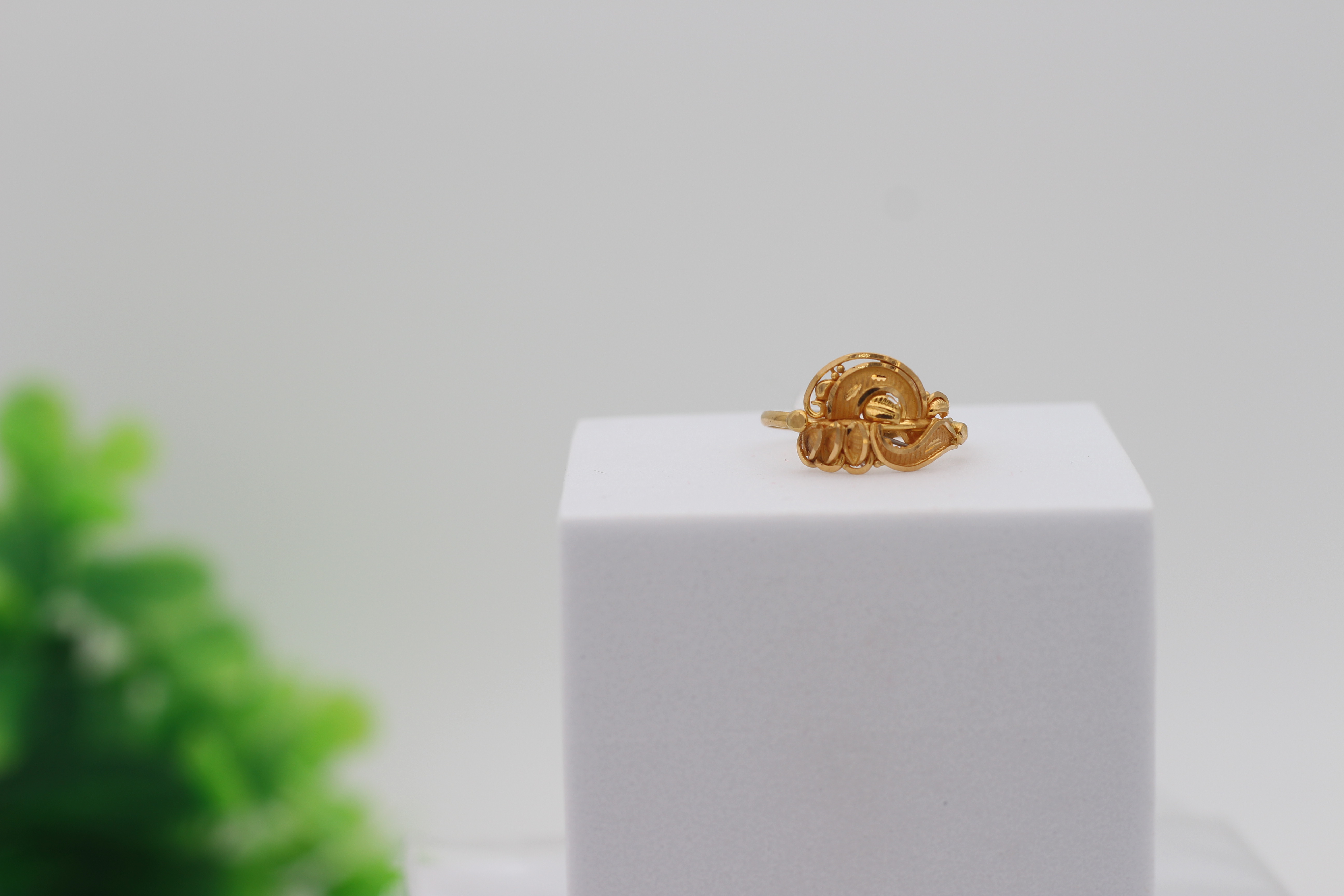 LADIES GOLD DESIGN RING