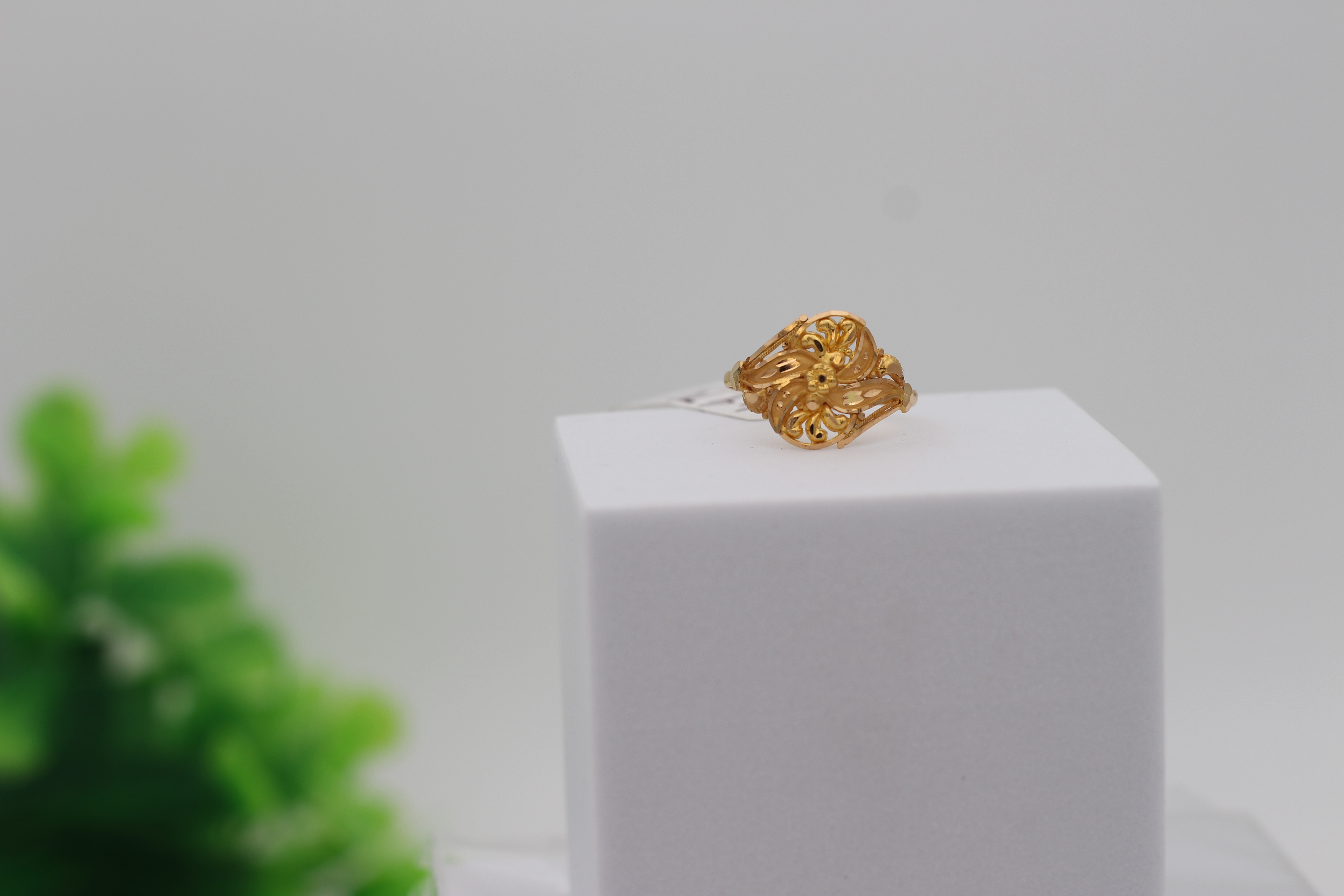 LADIES GOLD DESIGN RING