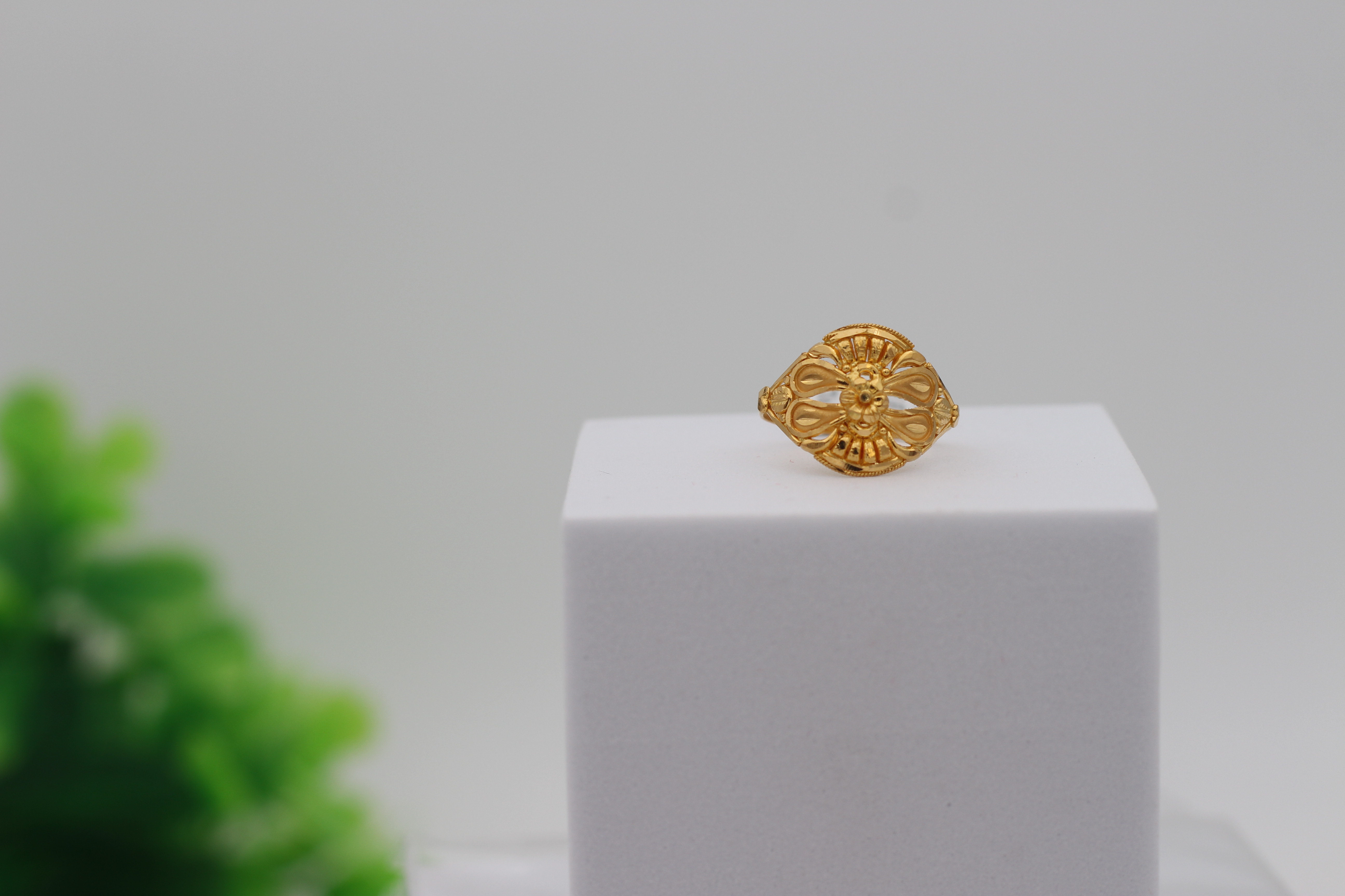 LADIES GOLD DESIGN RING
