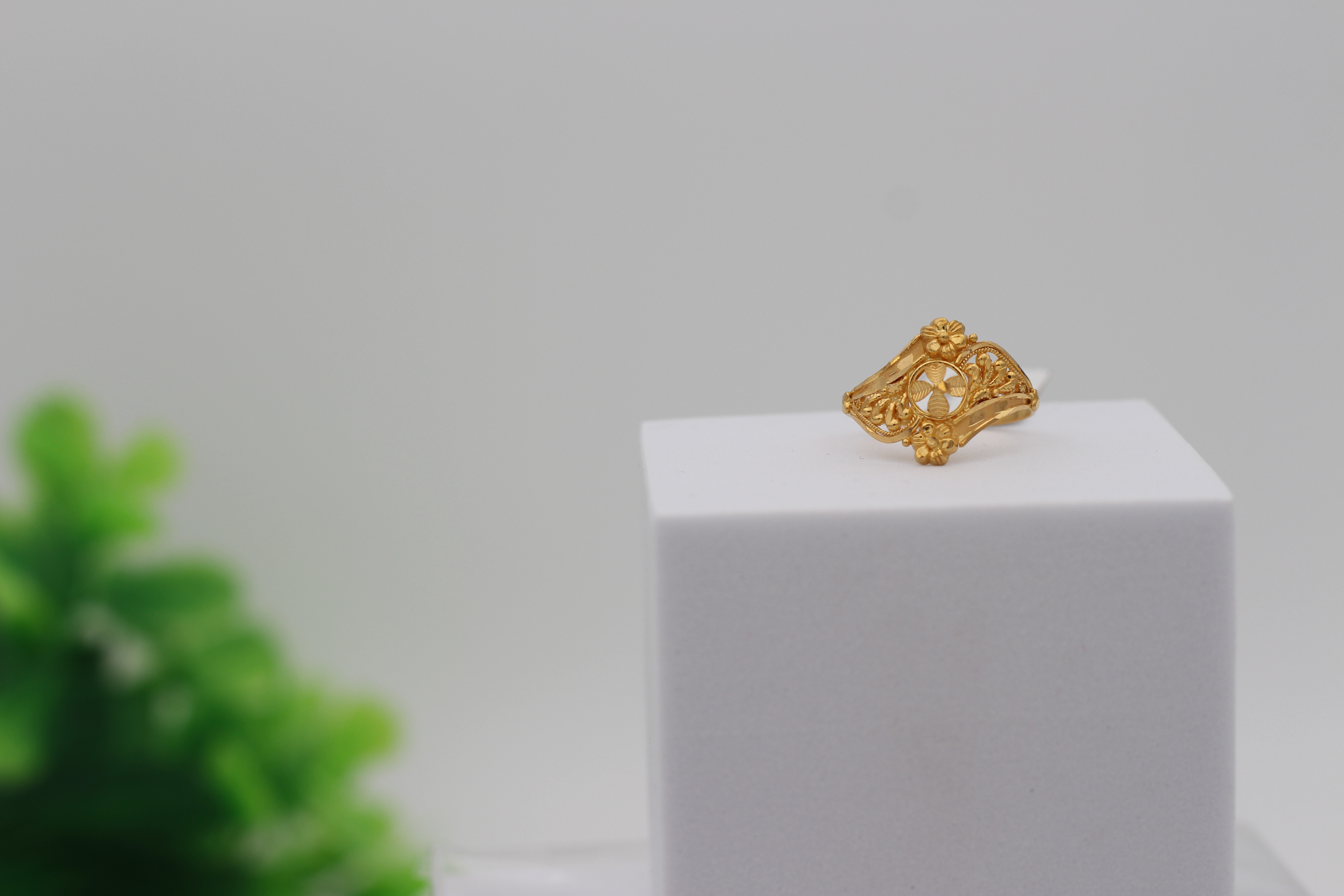 LADIES GOLD DESIGN RING