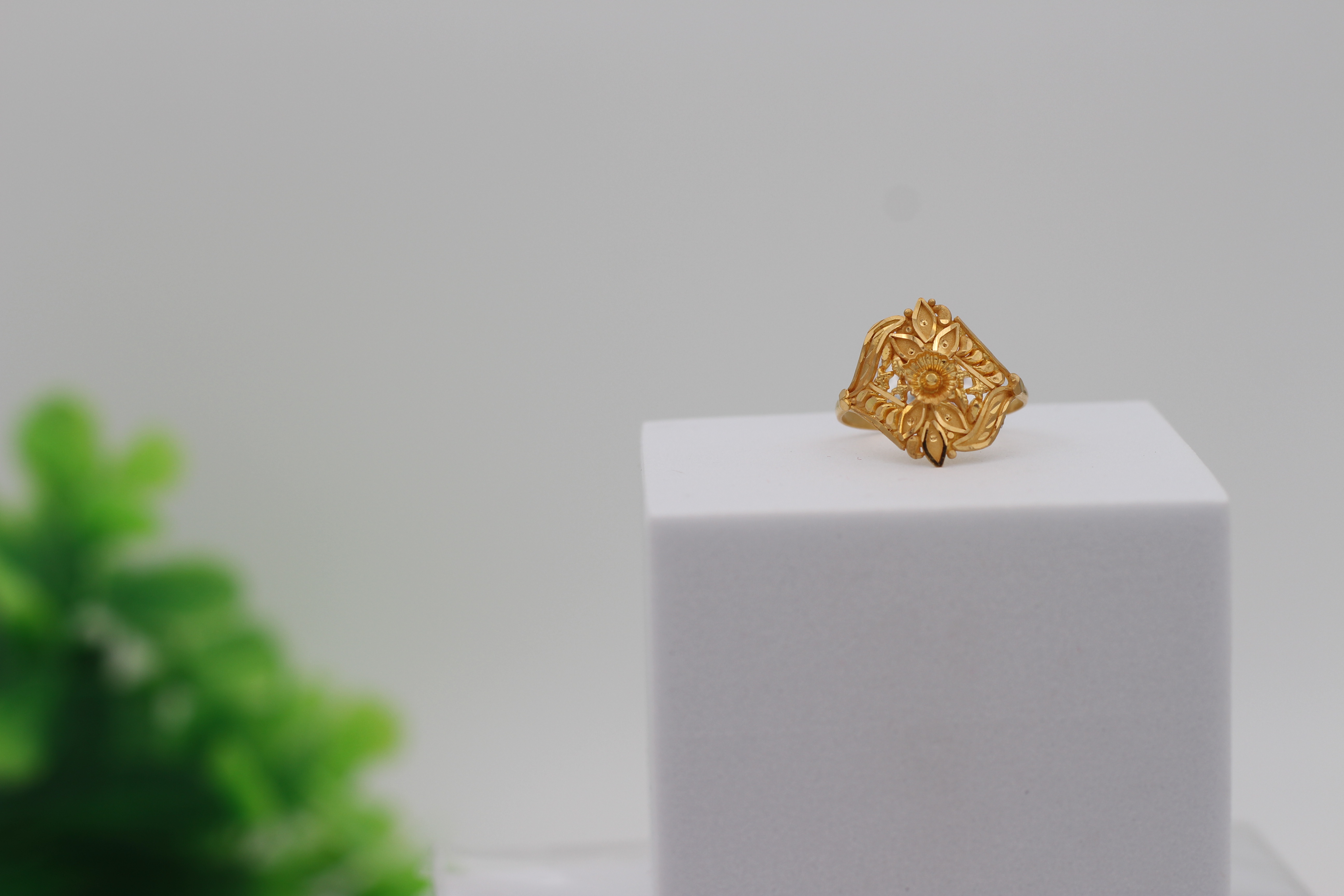 LADIES GOLD DESIGN RING