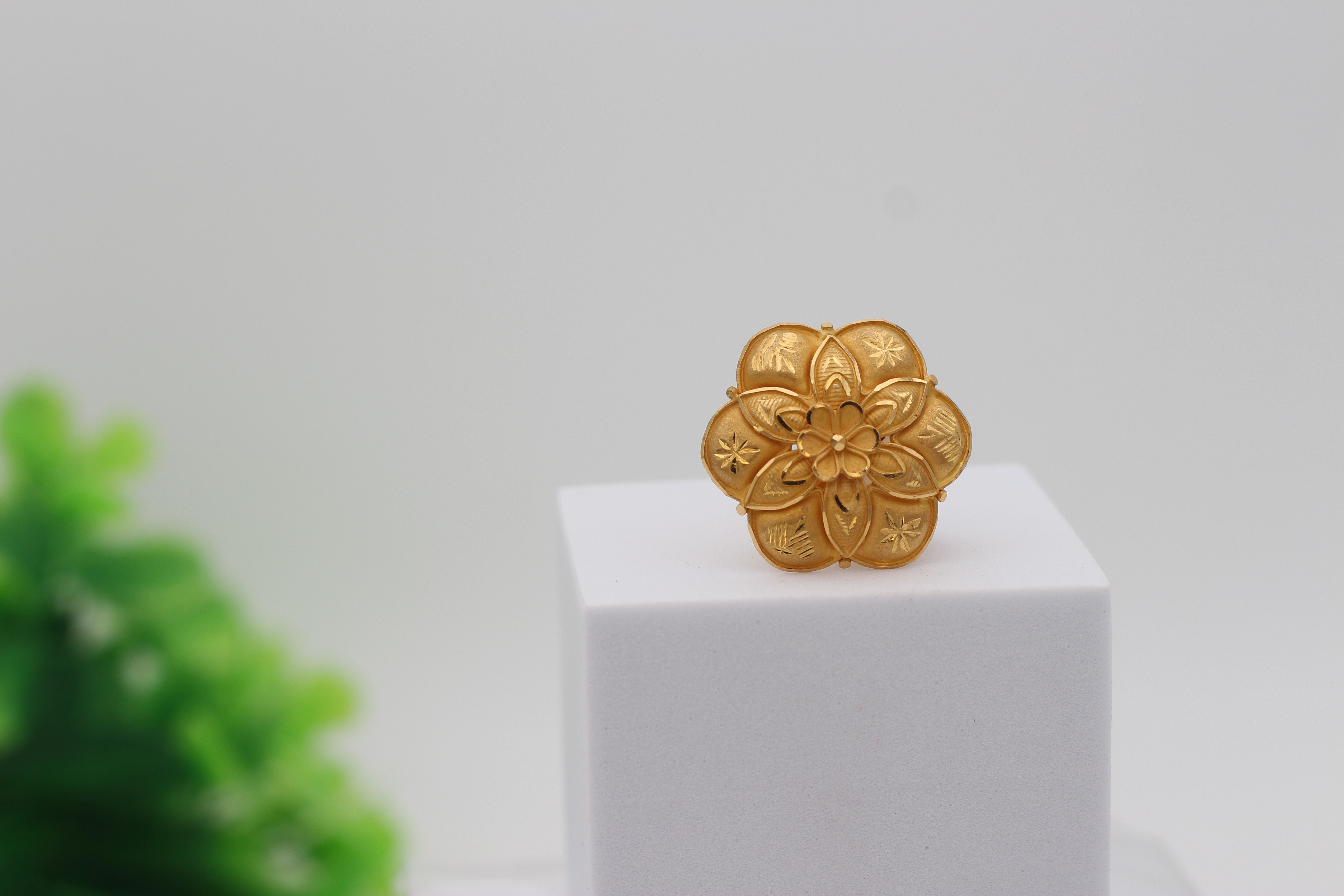 LADIES GOLD DESIGN RING